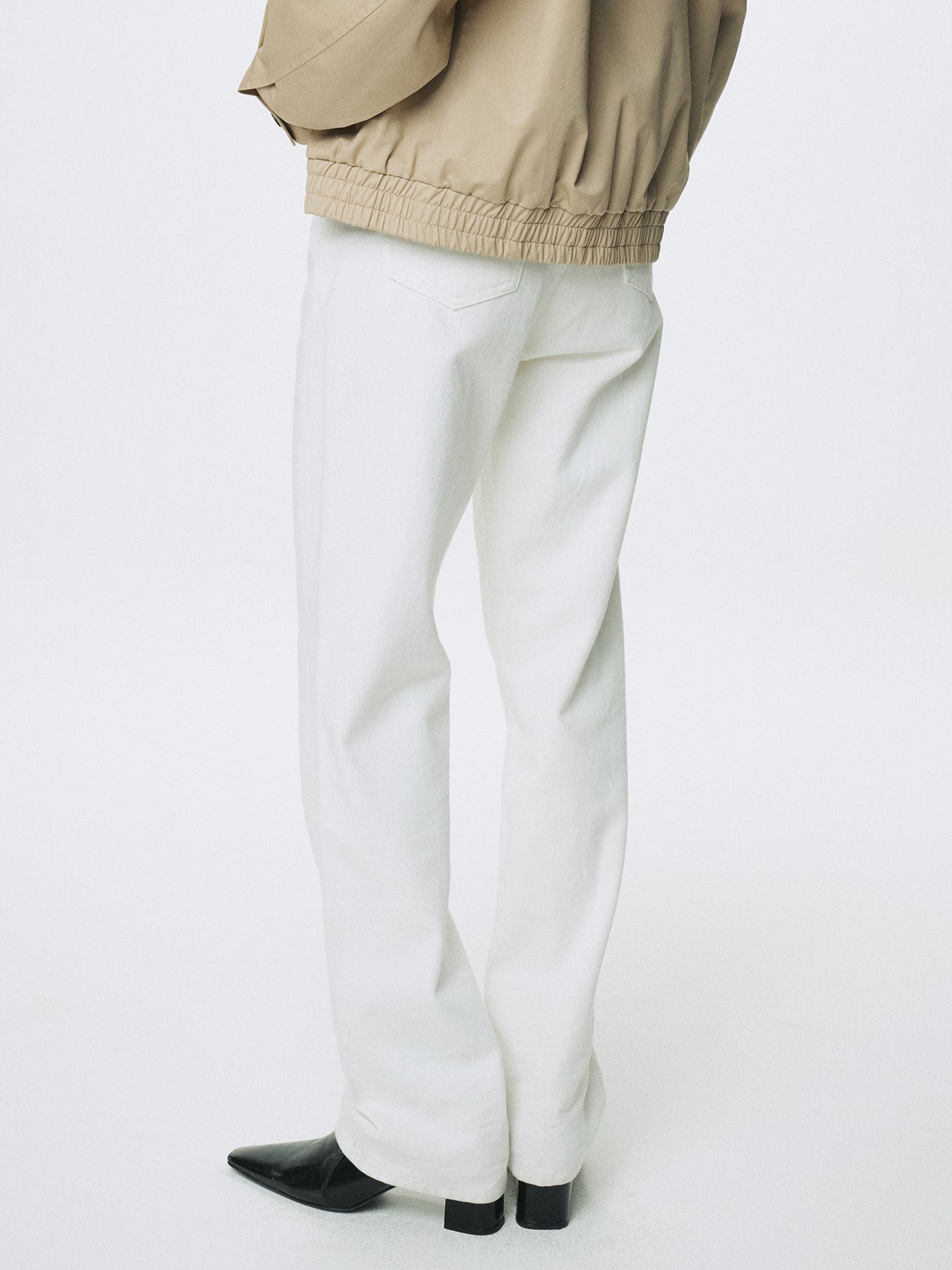 (W) TWISTED SEAM STRAIGHT-LEG DENIM JEANS_ OFF WHITE
