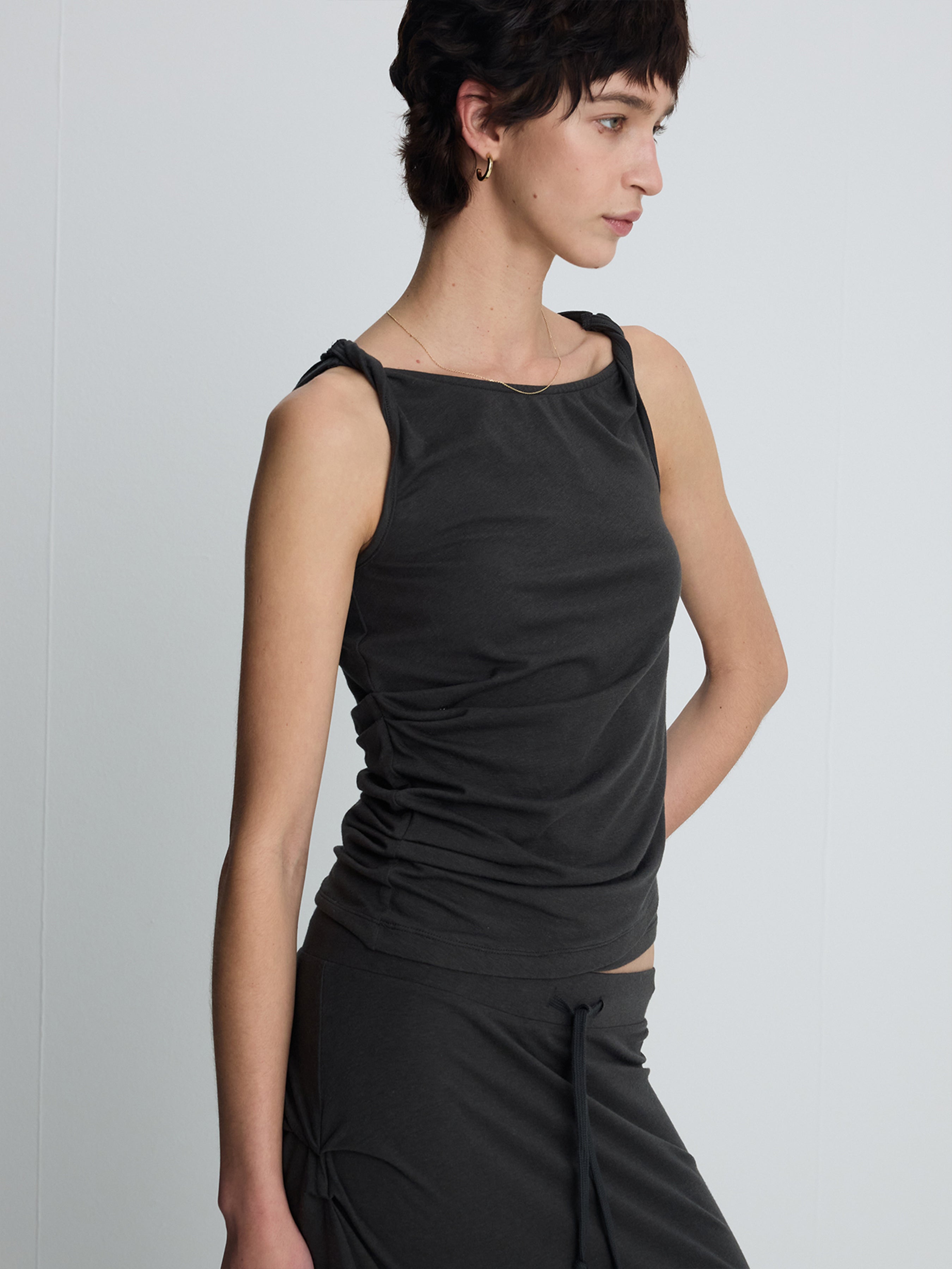 (W) SOFT DRAPED TWIST SLEEVELESS TOP_ CHARCOAL