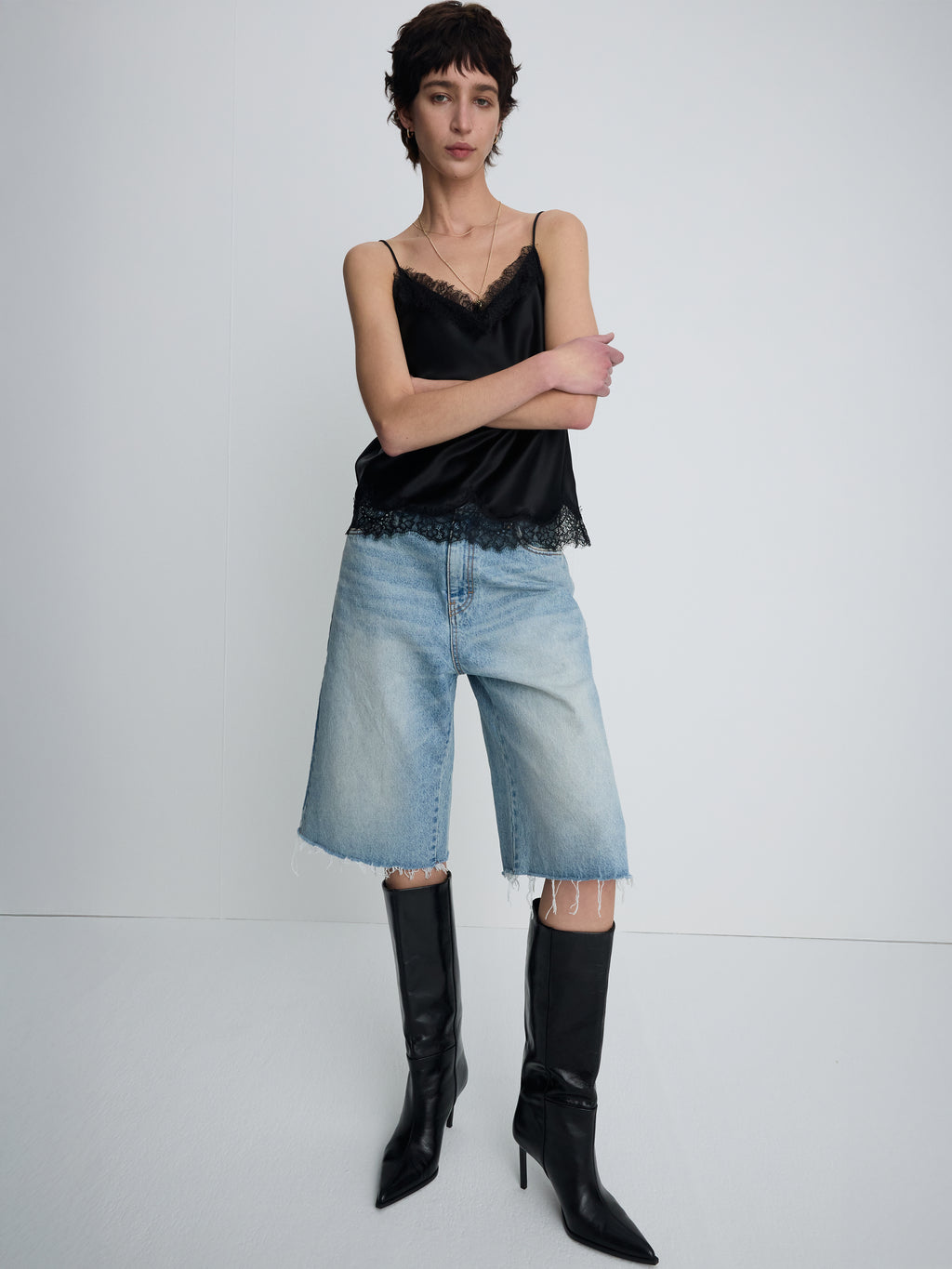 (W) RAW HEM DENIM BERMUDA SHORTS_ WASHED LIGHT BLUE