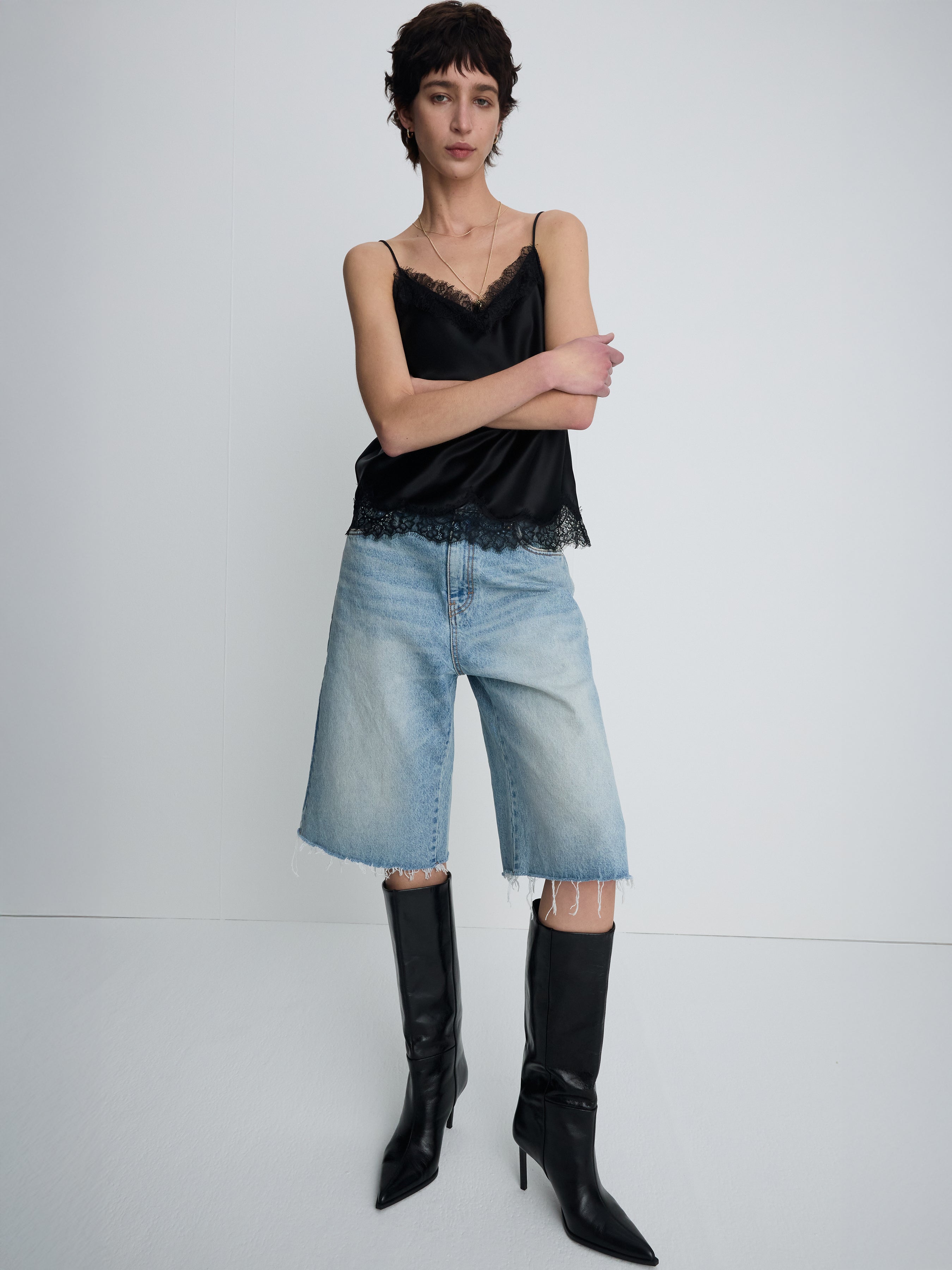 (W) RAW HEM DENIM BERMUDA SHORTS_ WASHED LIGHT BLUE