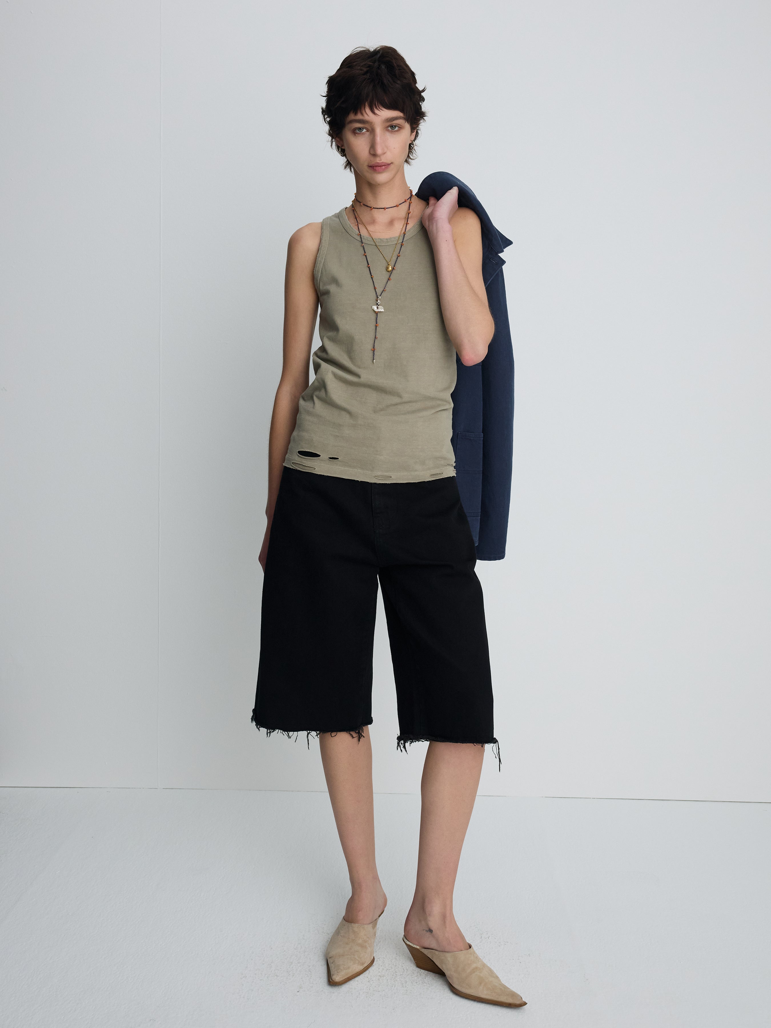 (W) RAW HEM DENIM BERMUDA SHORTS_ WASHED BLACK
