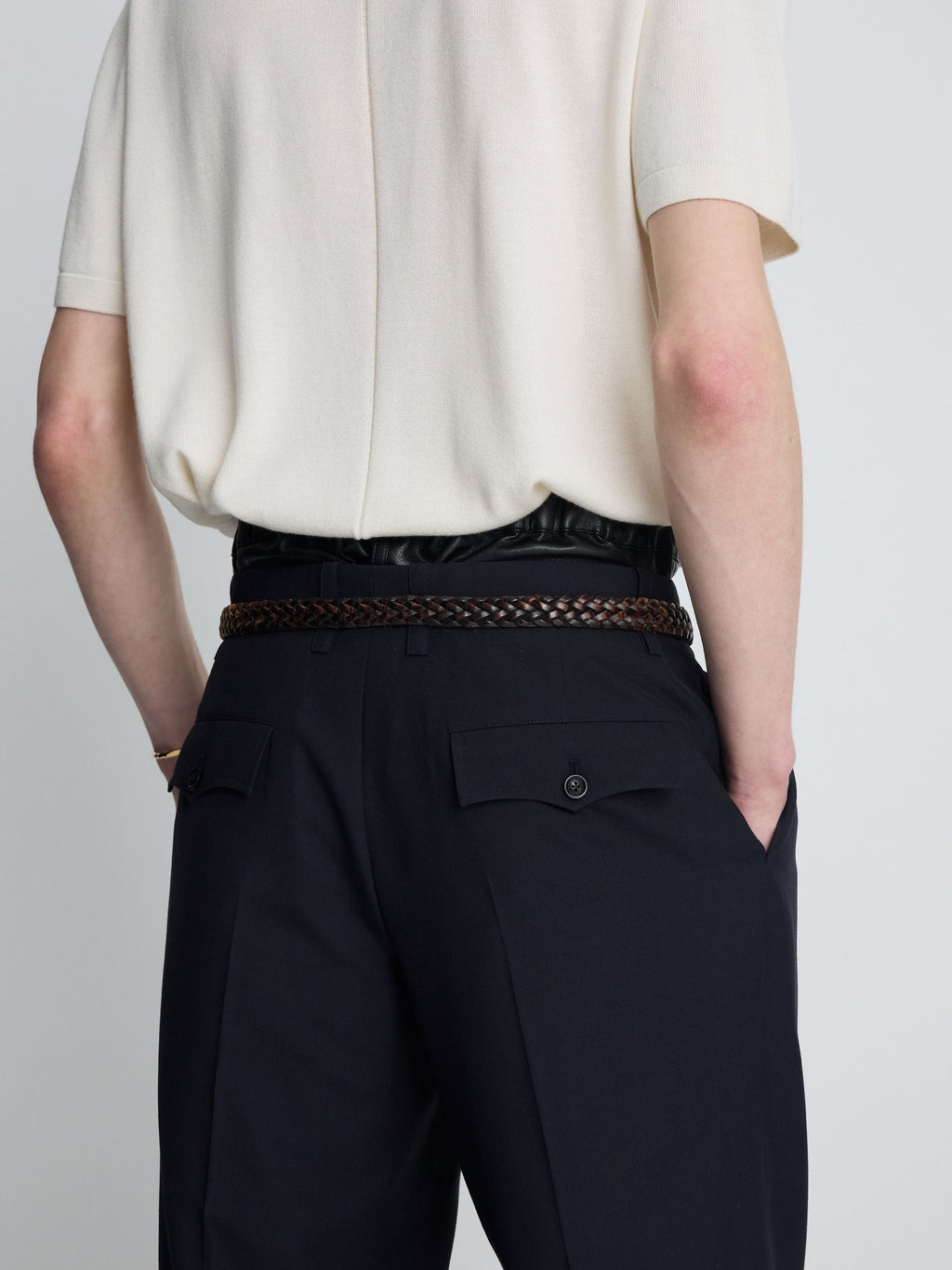 (2026/05/19 Open) TROPICAL WOOL LOW-RISE PLEATED TROUSERS_ NAVY