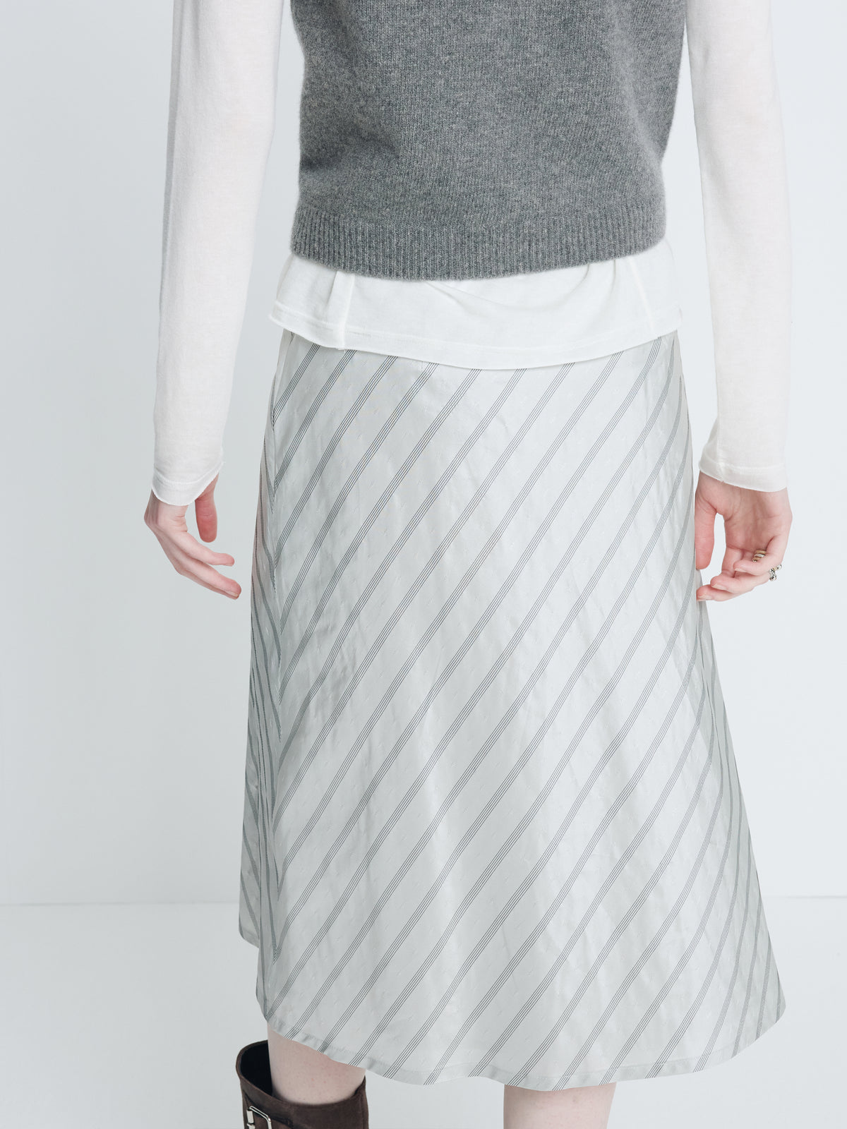 (W) SILK STRIPES MIDI-SKIRT_ GREY STRIPE