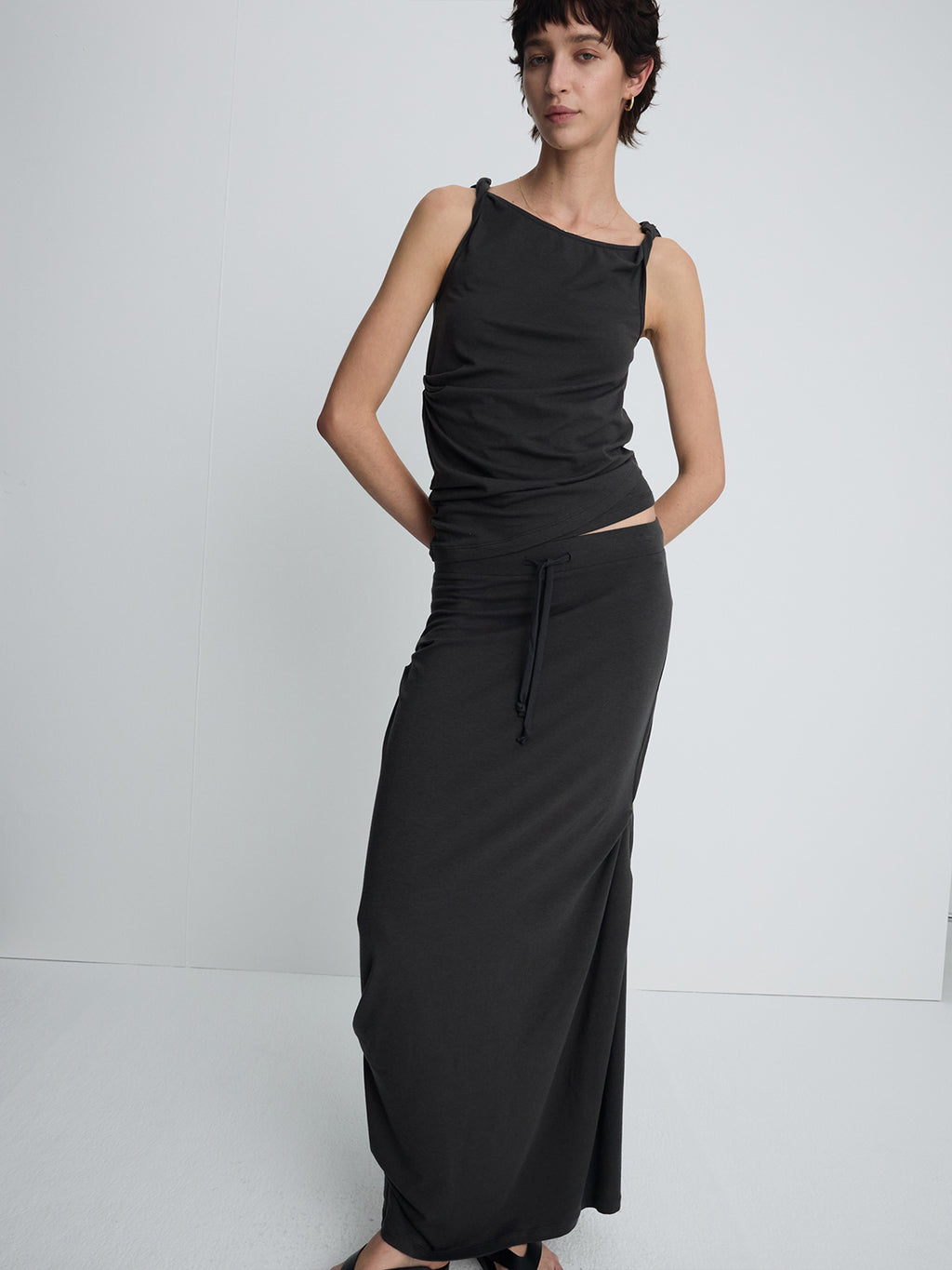 (W) SOFT DRAPED DRAWSTRING SKIRT_ CHARCOAL