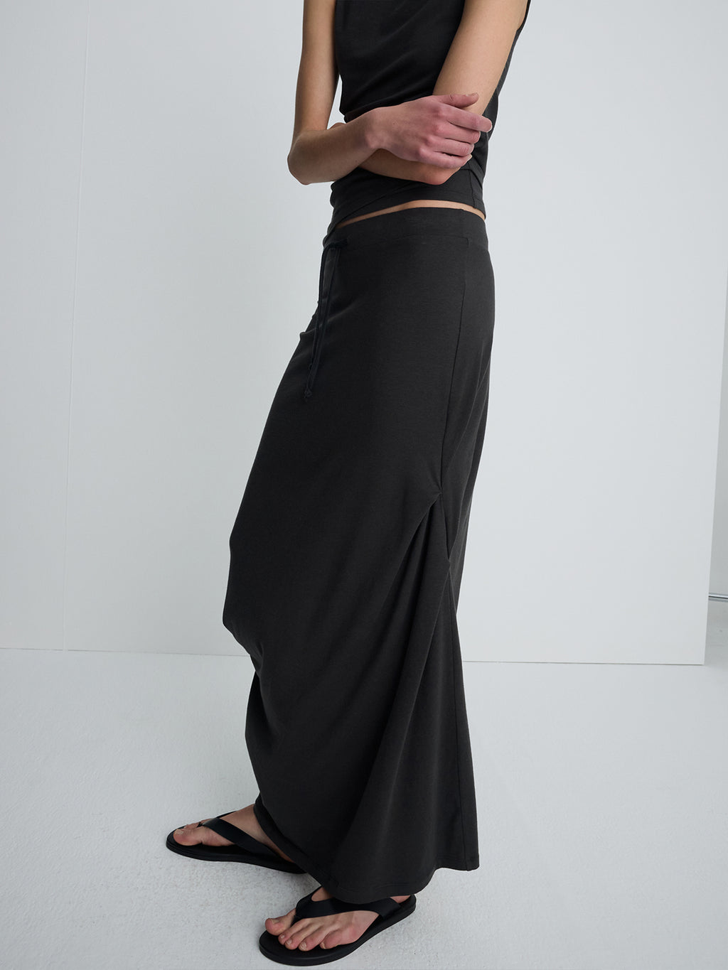 (W) SOFT DRAPED DRAWSTRING SKIRT_ CHARCOAL