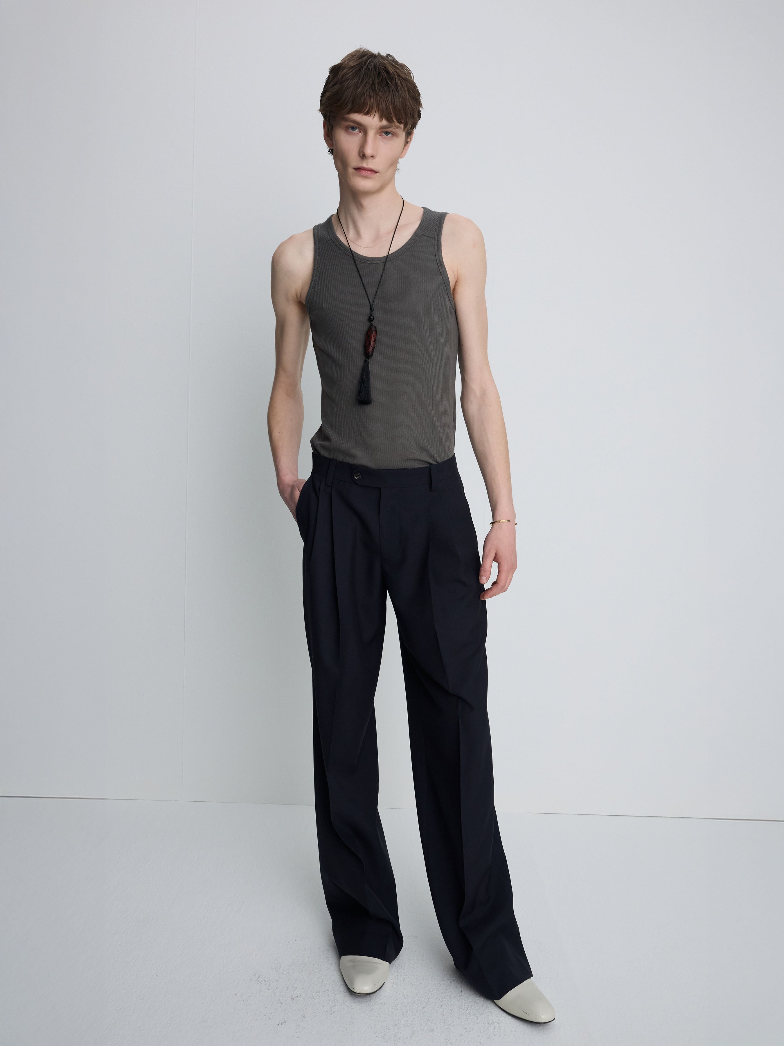 (2026/05/19 Open) TROPICAL WOOL LOW-RISE PLEATED TROUSERS_ NAVY