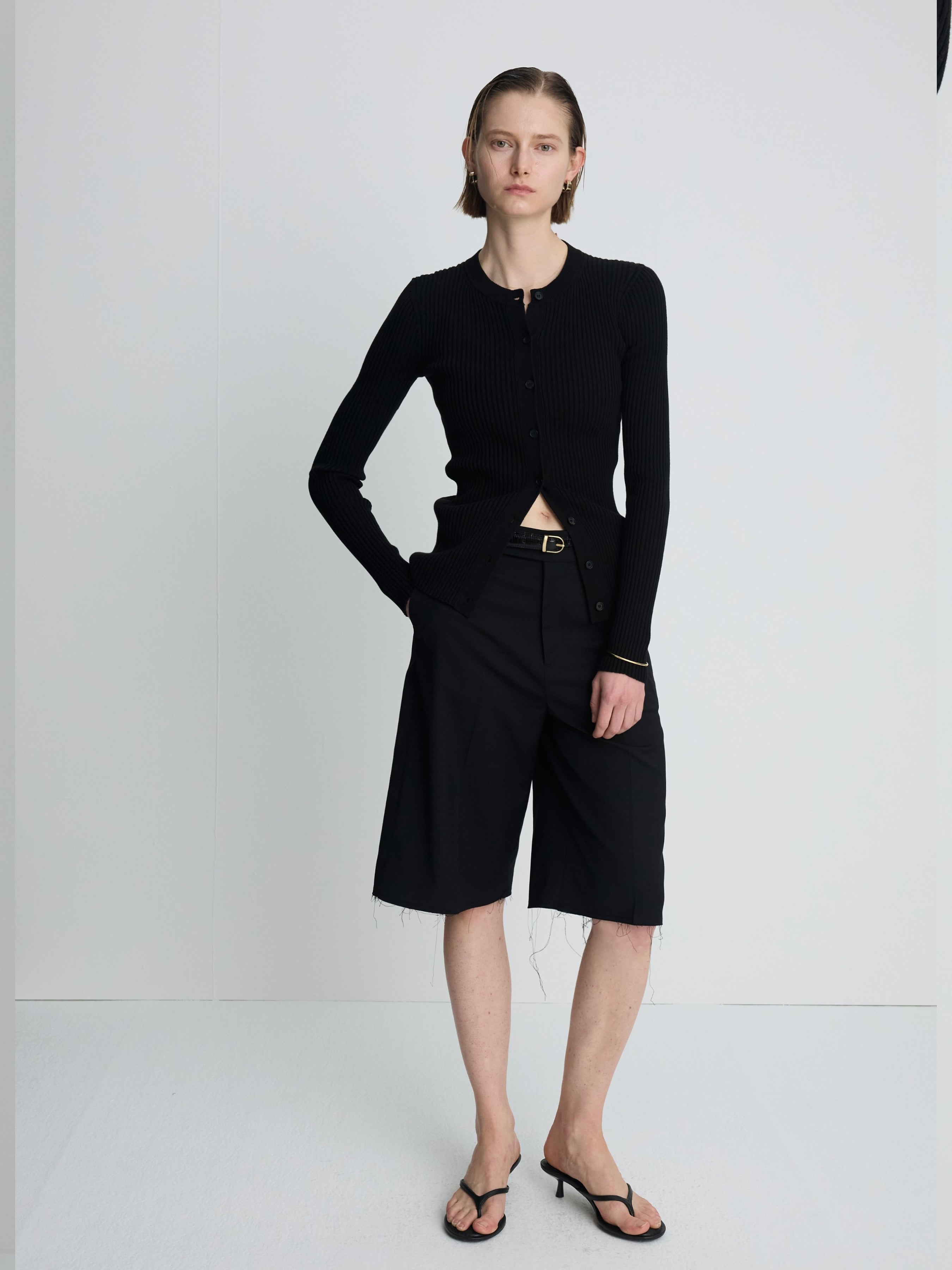 (W) RAW-CUT WOOL TAILORED BERMUDA SHORTS_ BLACK