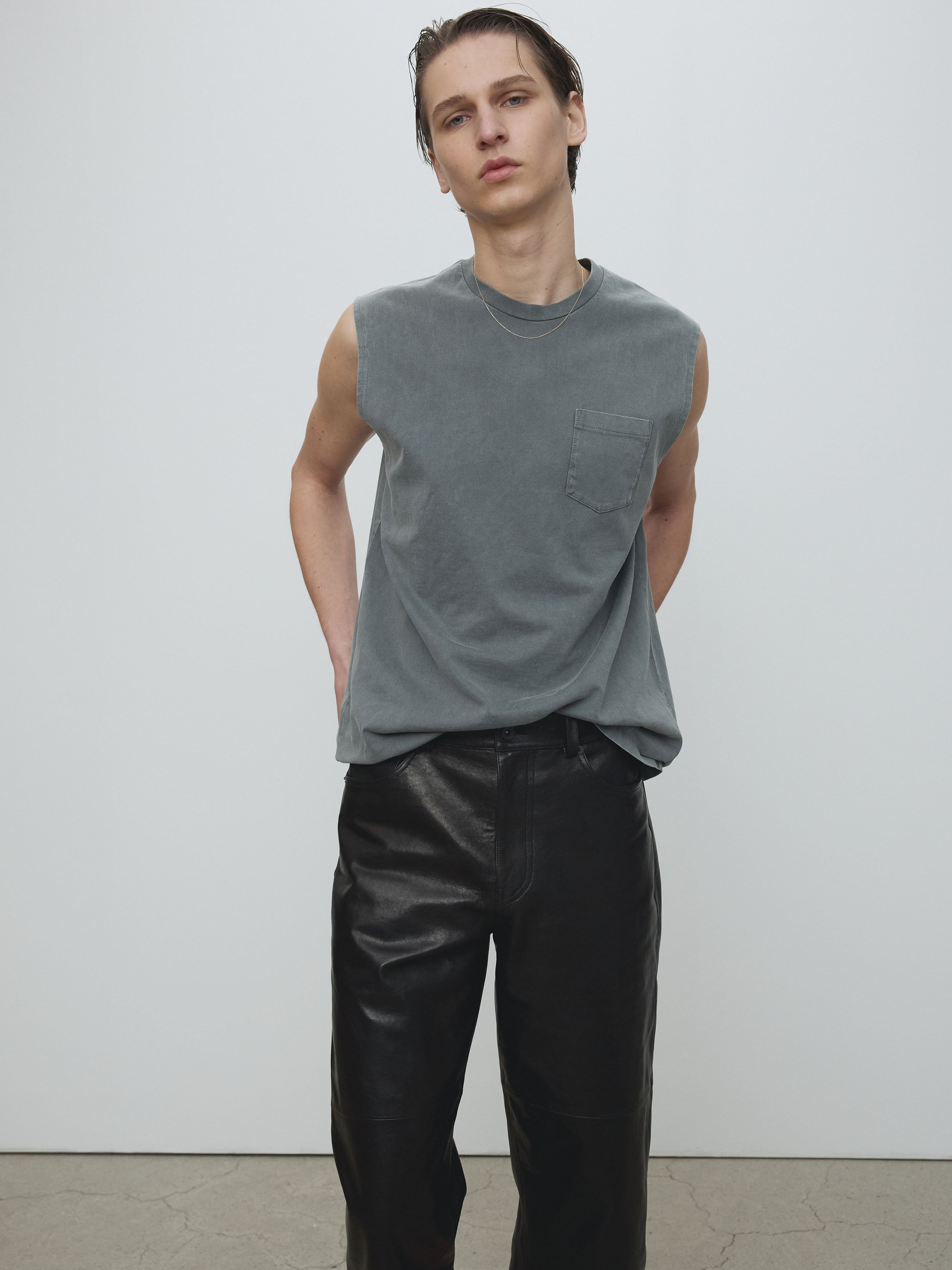GARMENT-DYED PATCH POCKET SLEEVELESS_ FADED CARBON