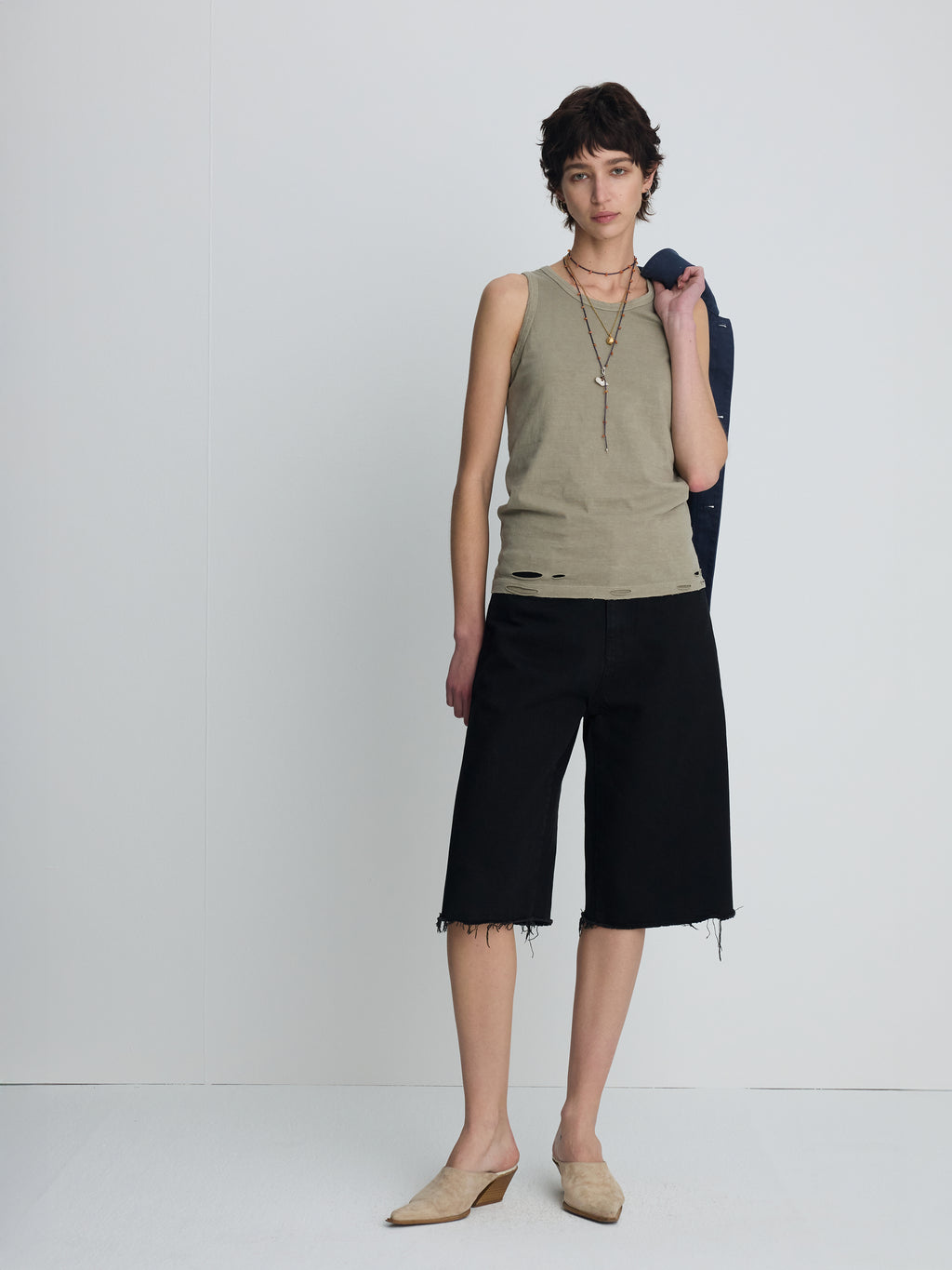 (W) RAW HEM DENIM BERMUDA SHORTS_ WASHED BLACK