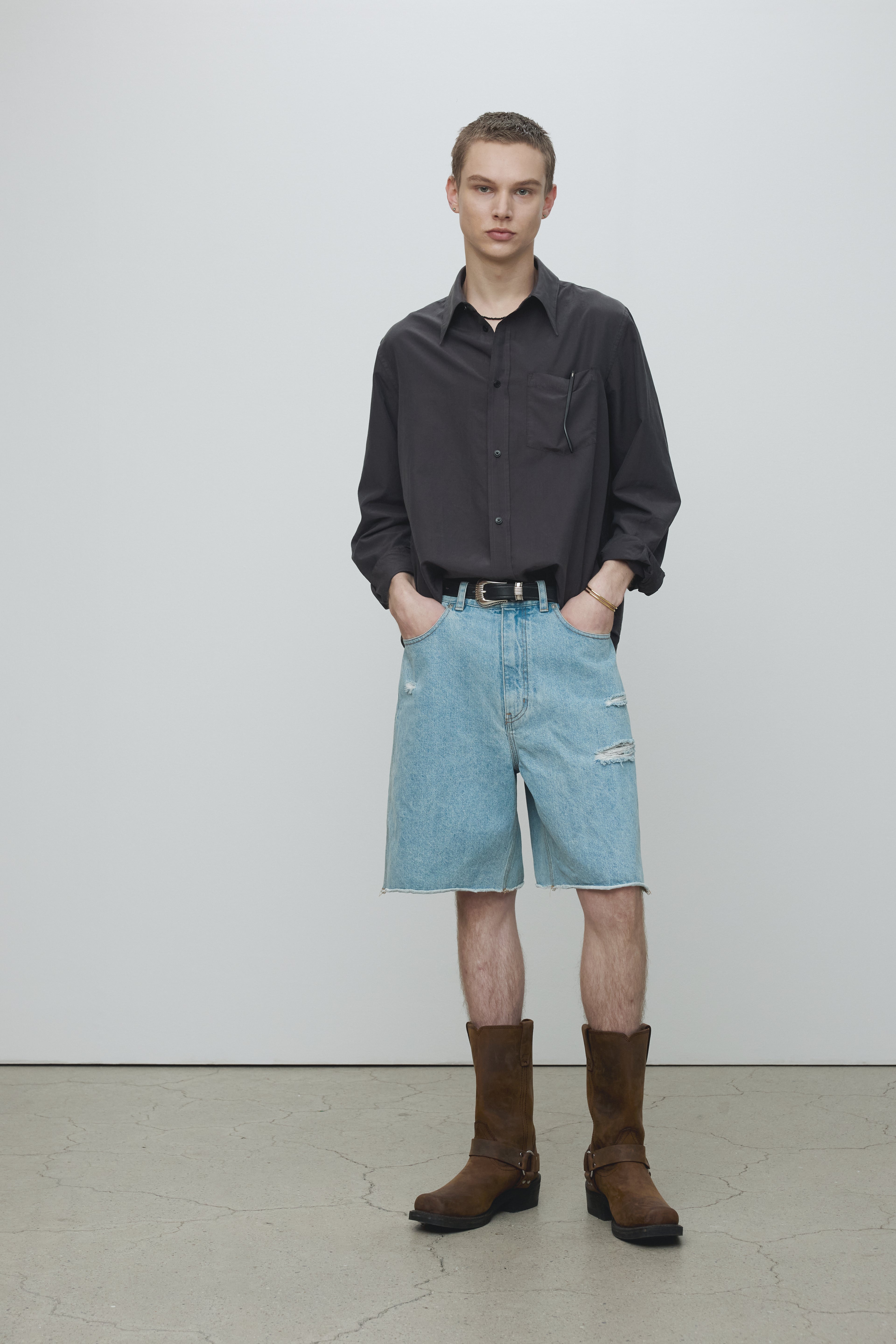 RAW HEM DENIM SHORTS_ LIGHT WASHED BLUE