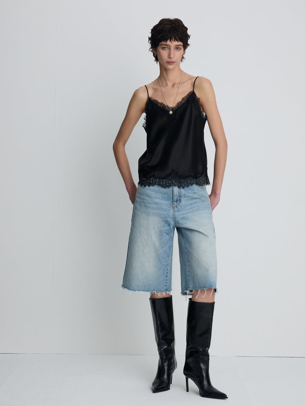 (W) RAW HEM DENIM BERMUDA SHORTS_ WASHED LIGHT BLUE