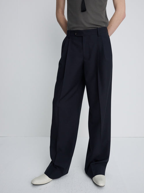 (2026/05/19 Open) TROPICAL WOOL LOW-RISE PLEATED TROUSERS_ NAVY