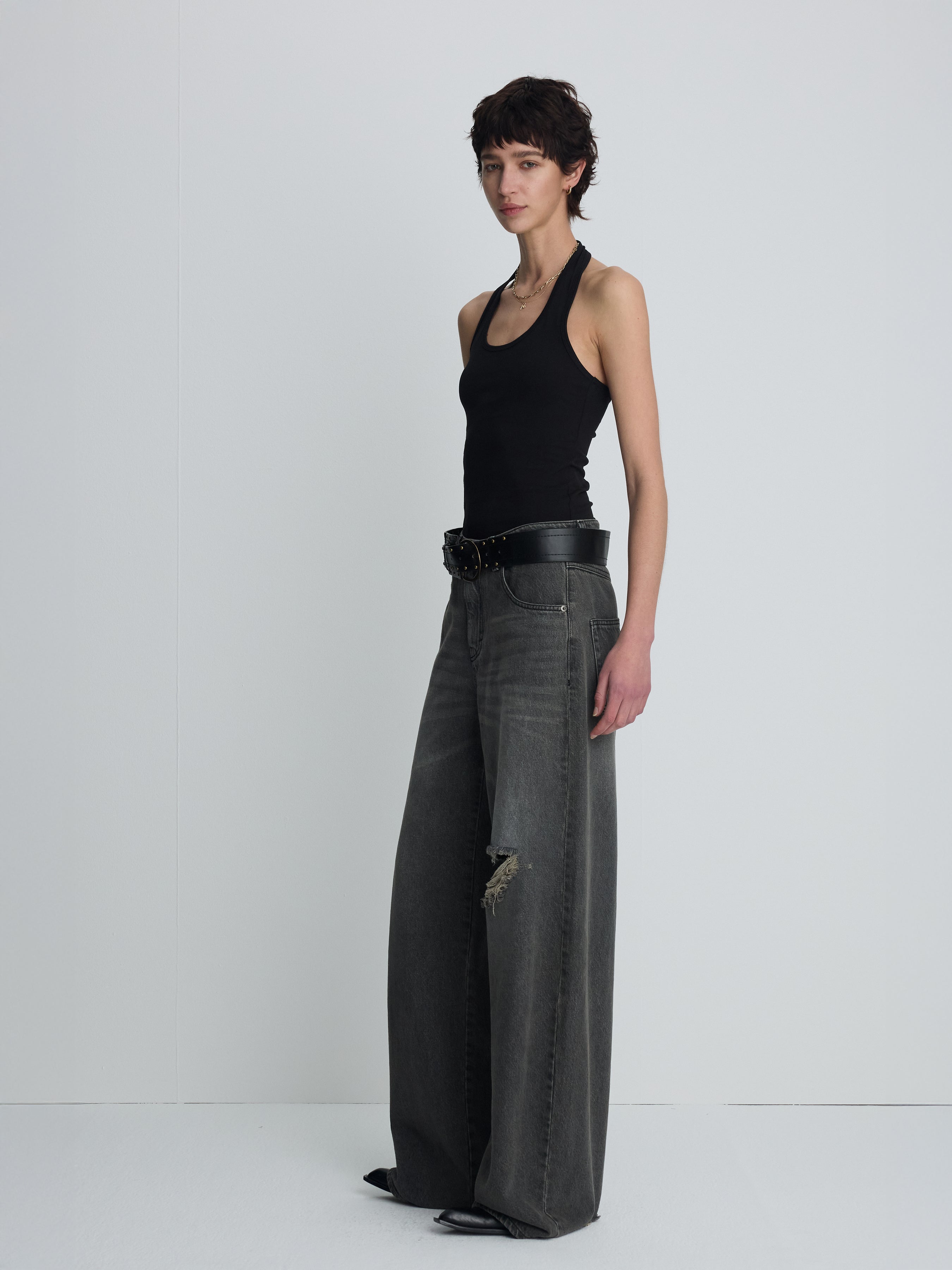(W) DISTRESSED WIDE-LEG DENIM JEANS_ WASHED BLACK
