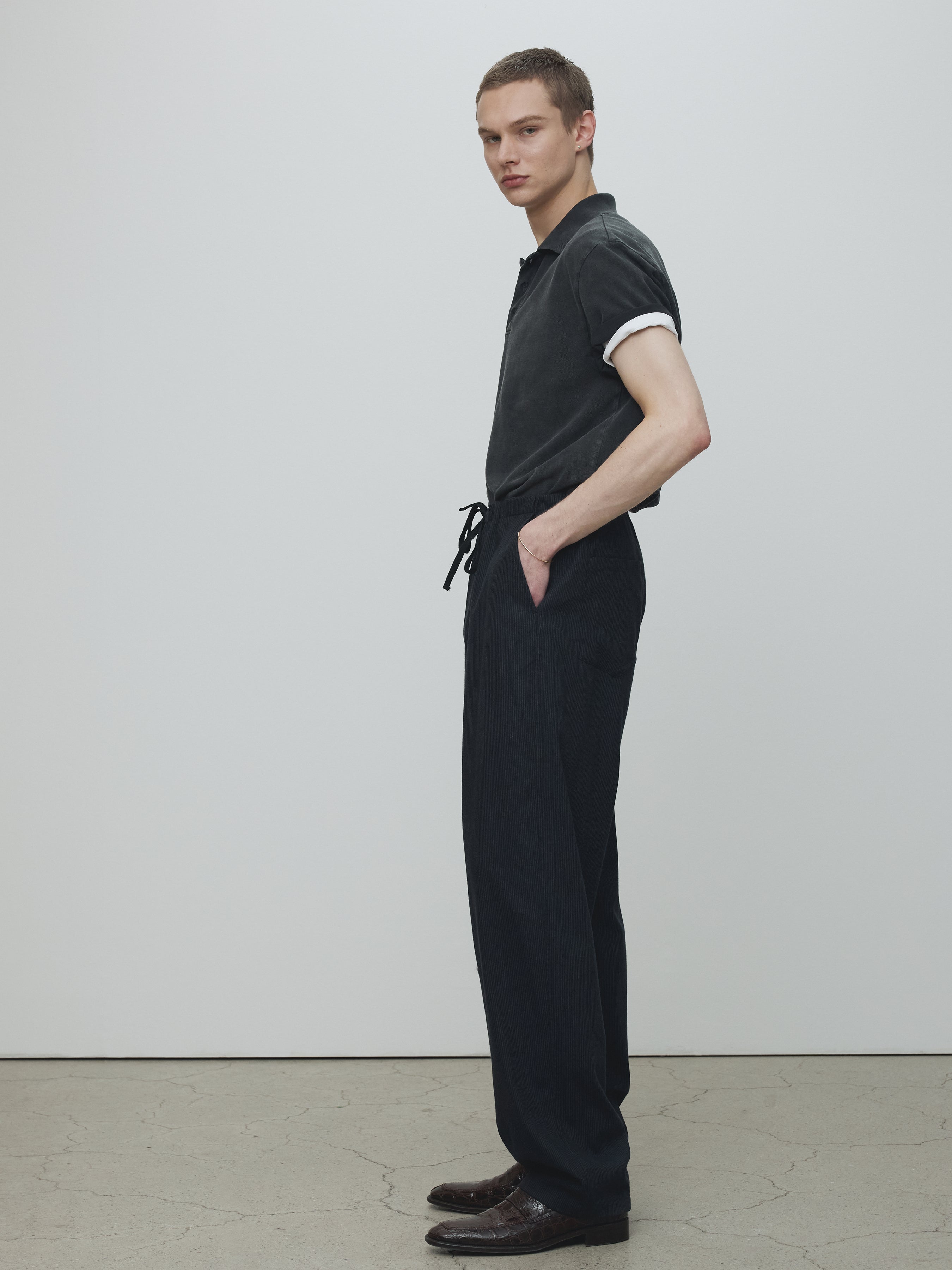 GARMENT DYED DISTRESSED PIQUÉ POLO_ FADED BLACK