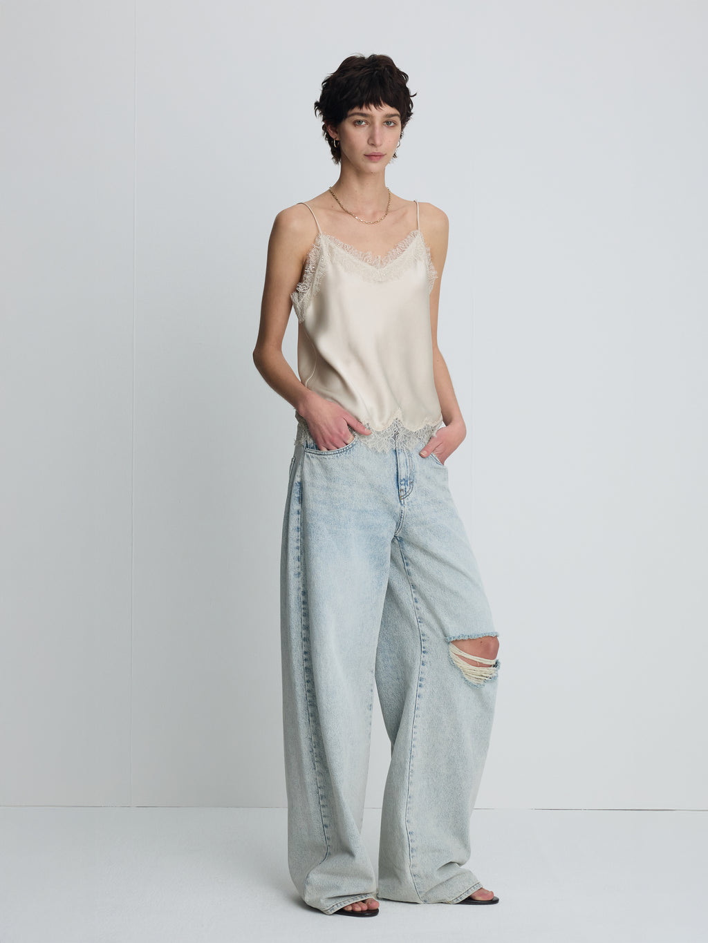 (W) DISTRESSED WIDE-LEG DENIM JEANS_ WASHED LIGHT BLUE