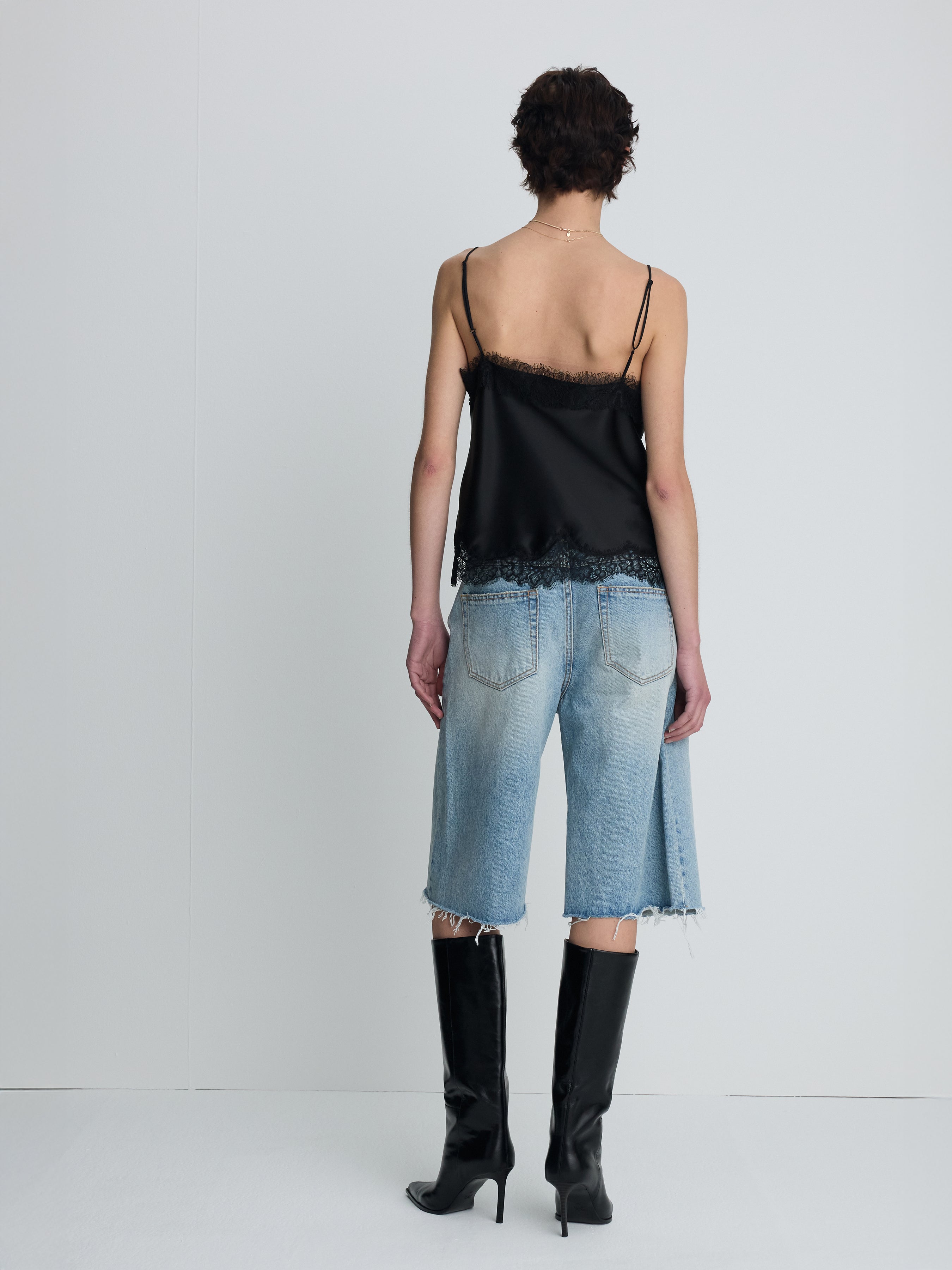 (W) RAW HEM DENIM BERMUDA SHORTS_ WASHED LIGHT BLUE