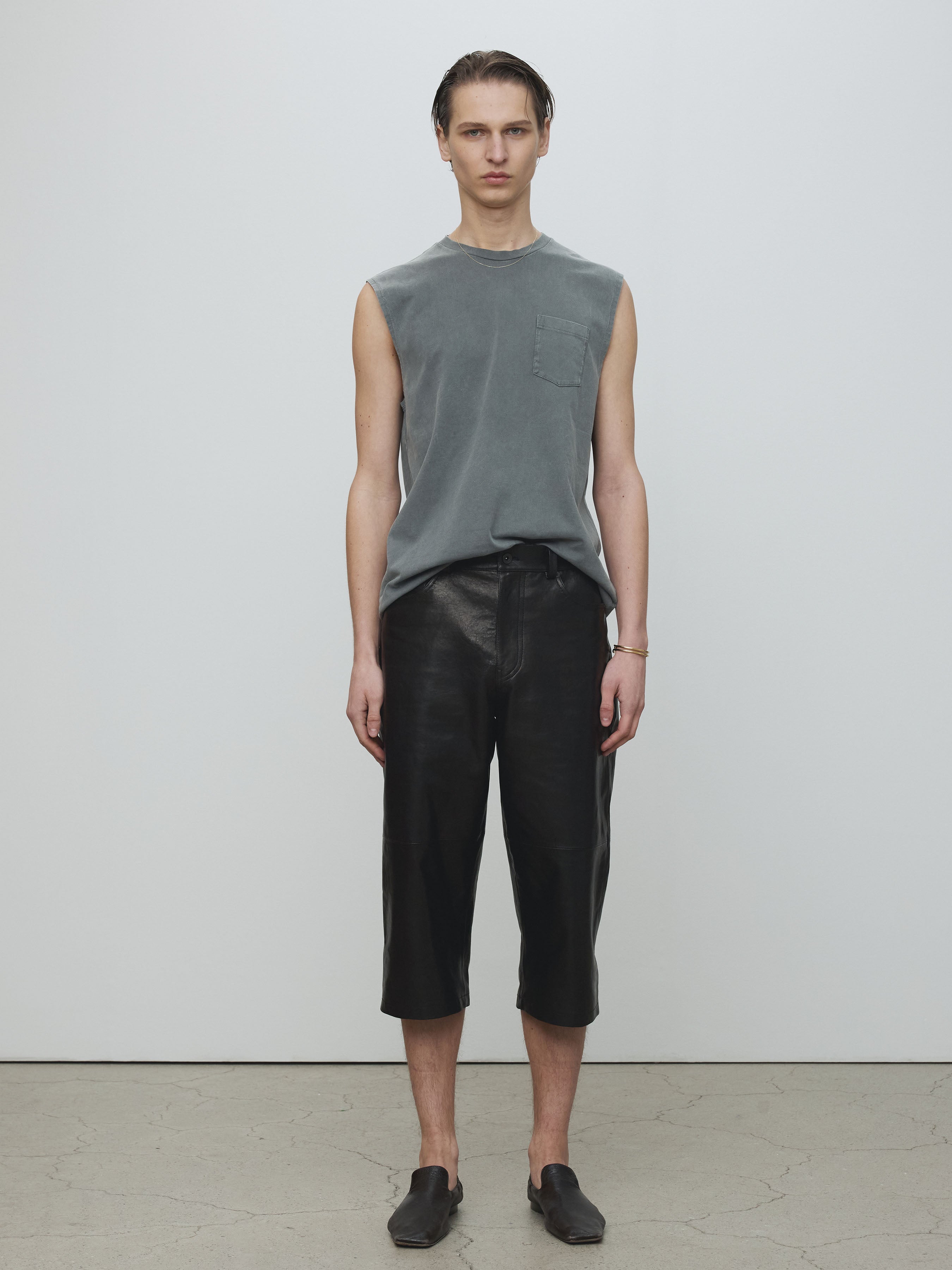 GARMENT-DYED PATCH POCKET SLEEVELESS_ FADED CARBON