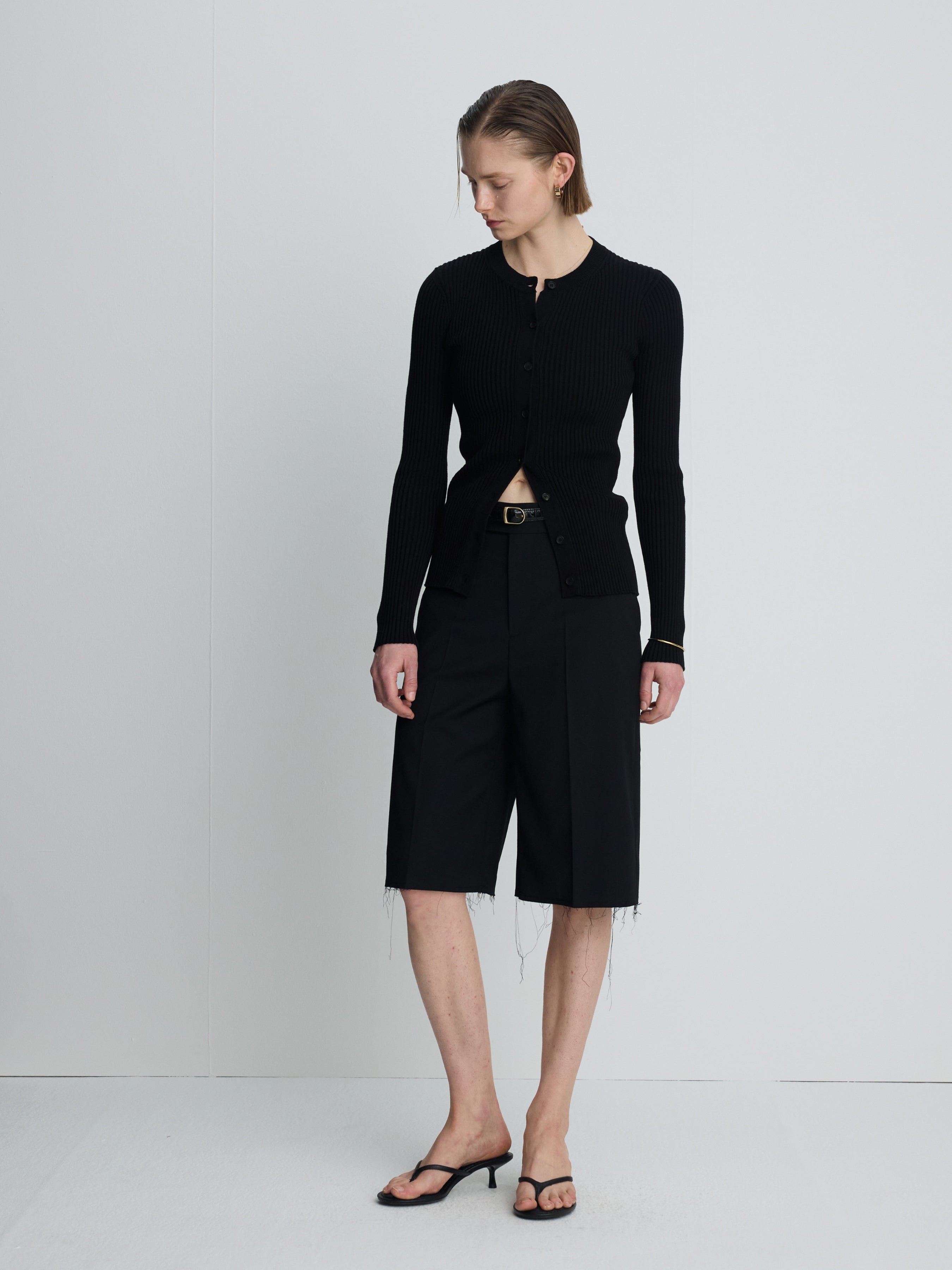 (W) RAW-CUT WOOL TAILORED BERMUDA SHORTS_ BLACK