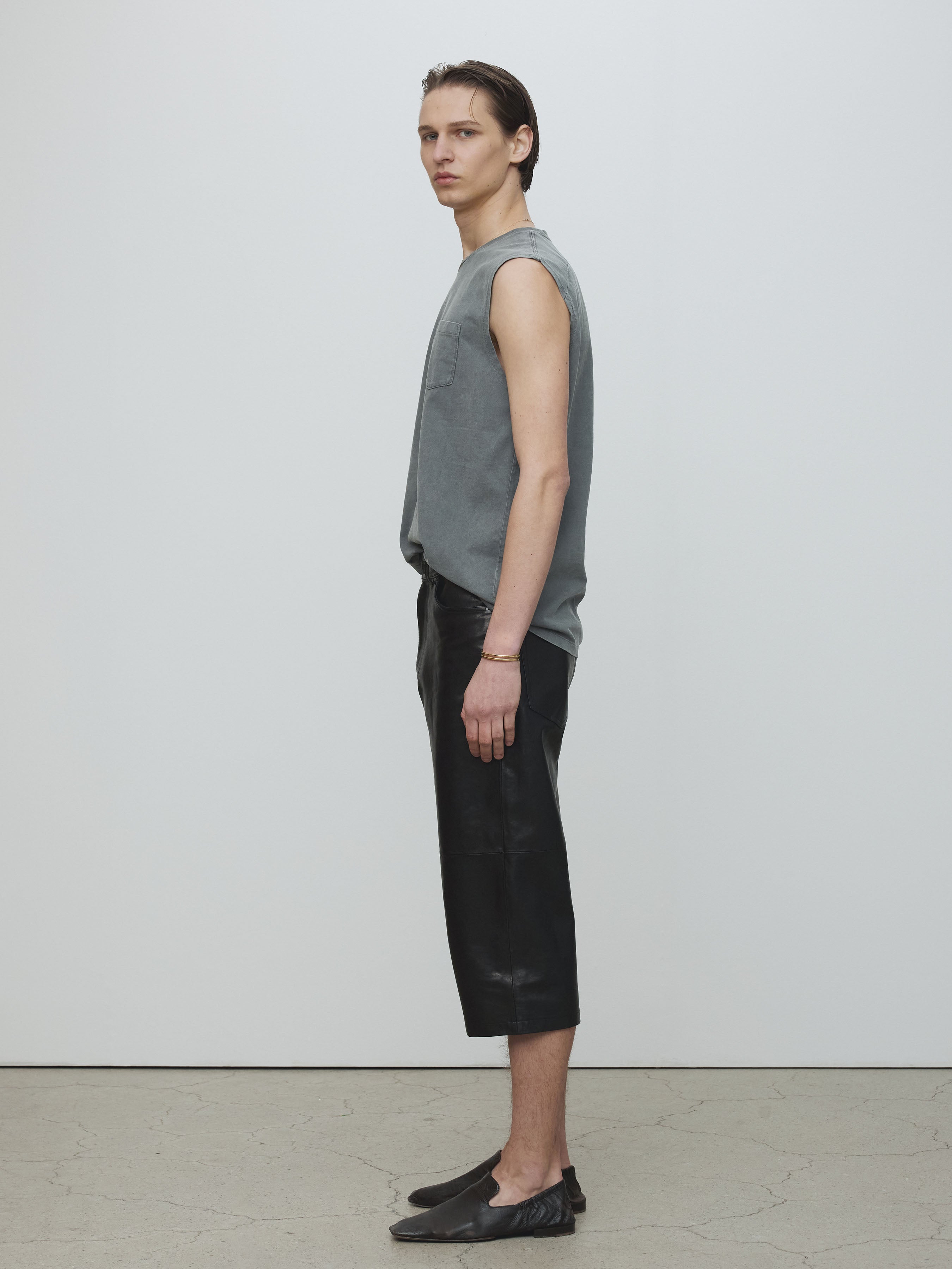 GARMENT-DYED PATCH POCKET SLEEVELESS_ FADED CARBON