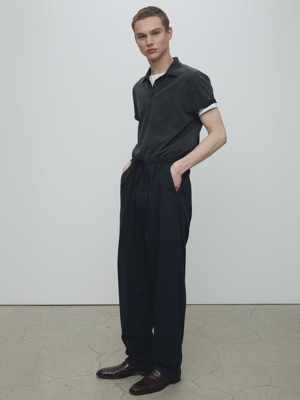 GARMENT DYED DISTRESSED PIQUÉ POLO_ FADED BLACK