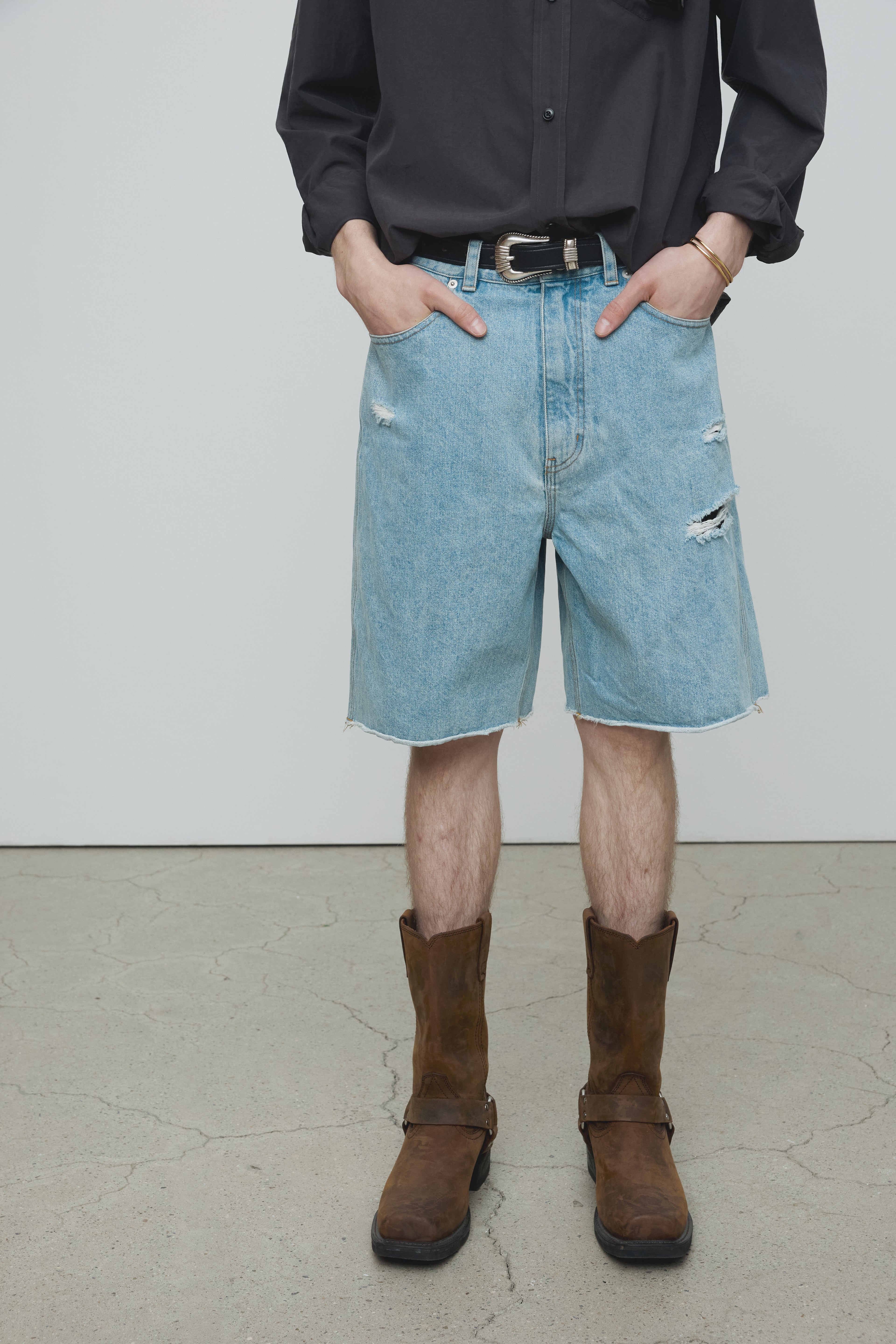 RAW HEM DENIM SHORTS_ LIGHT WASHED BLUE