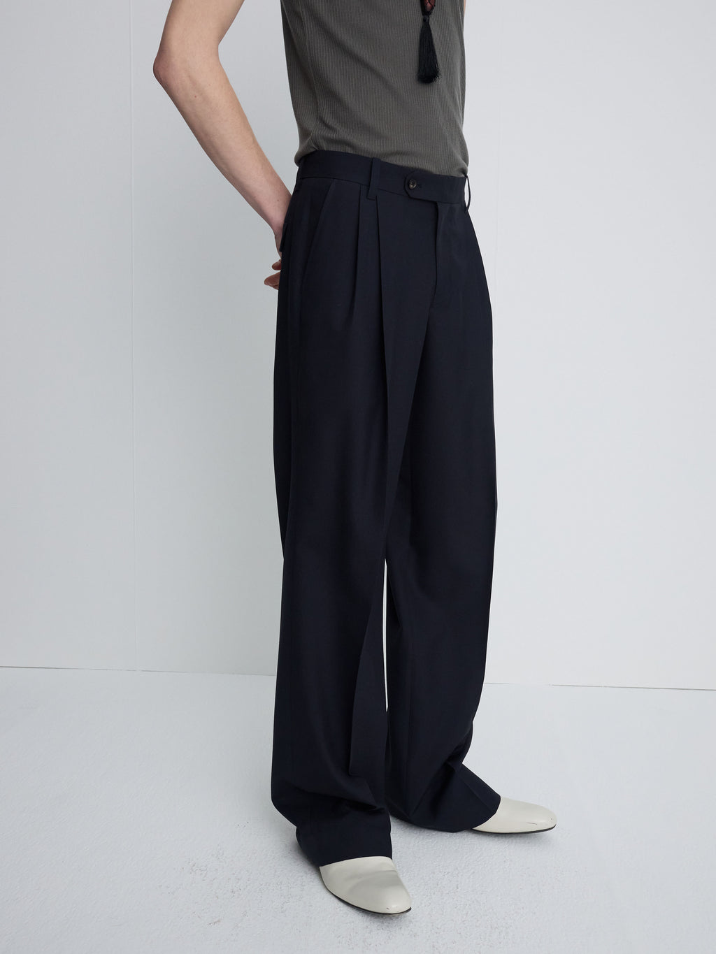 (2026/05/19 Open) TROPICAL WOOL LOW-RISE PLEATED TROUSERS_ NAVY
