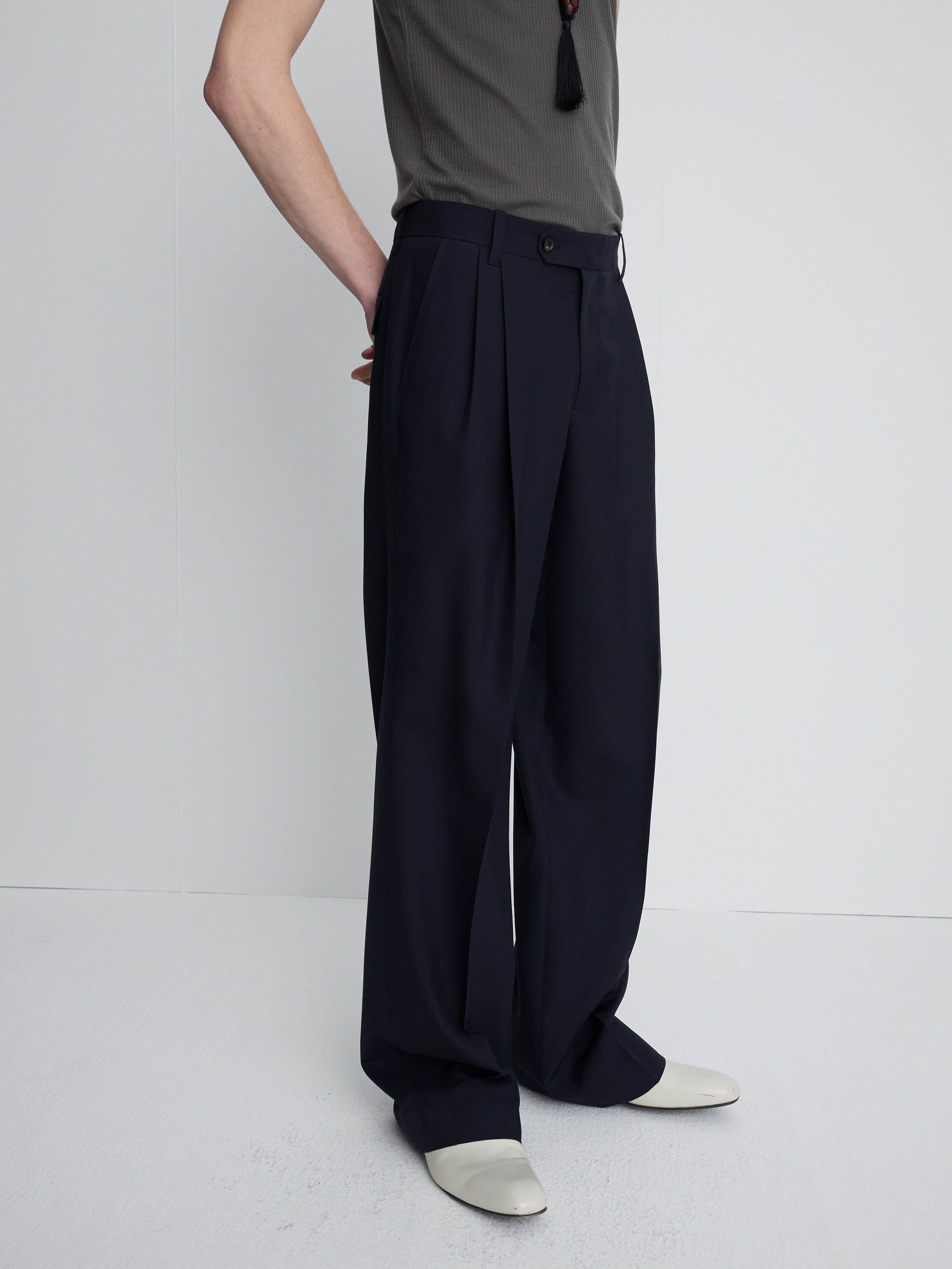 (2026/05/19 Open) TROPICAL WOOL LOW-RISE PLEATED TROUSERS_ NAVY