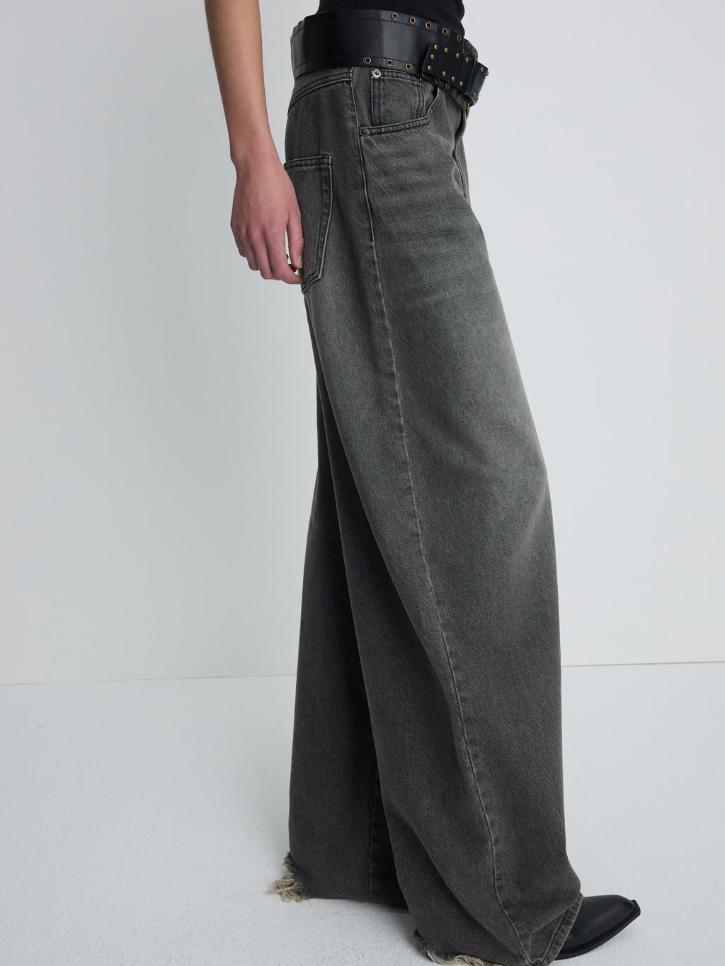 (W) DISTRESSED WIDE-LEG DENIM JEANS_ WASHED BLACK