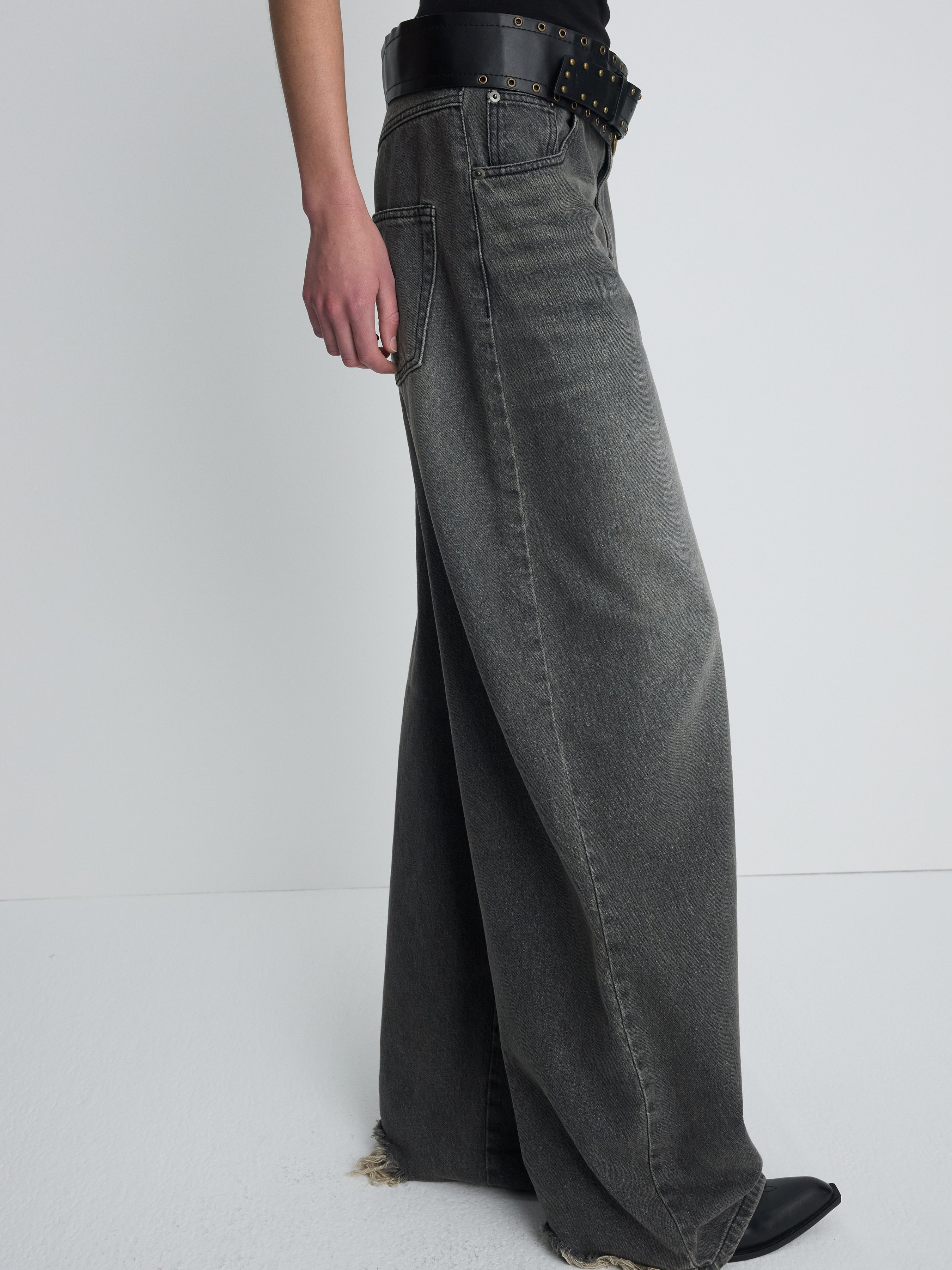 (W) DISTRESSED WIDE-LEG DENIM JEANS_ WASHED BLACK