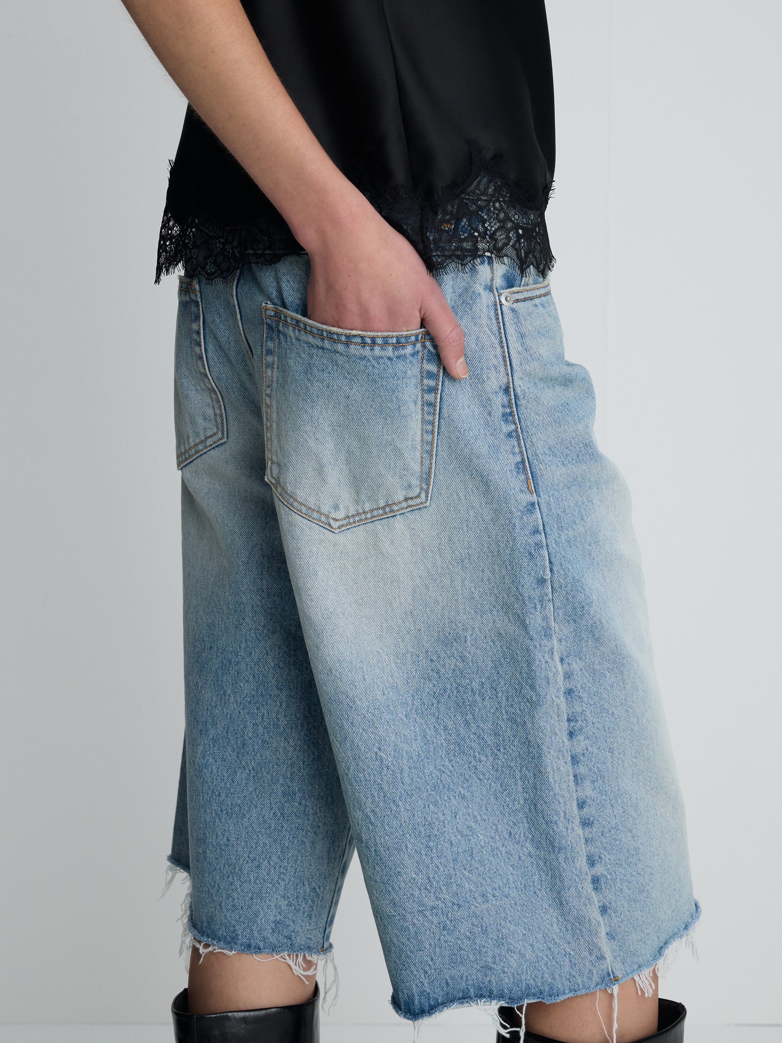 (W) RAW HEM DENIM BERMUDA SHORTS_ WASHED LIGHT BLUE