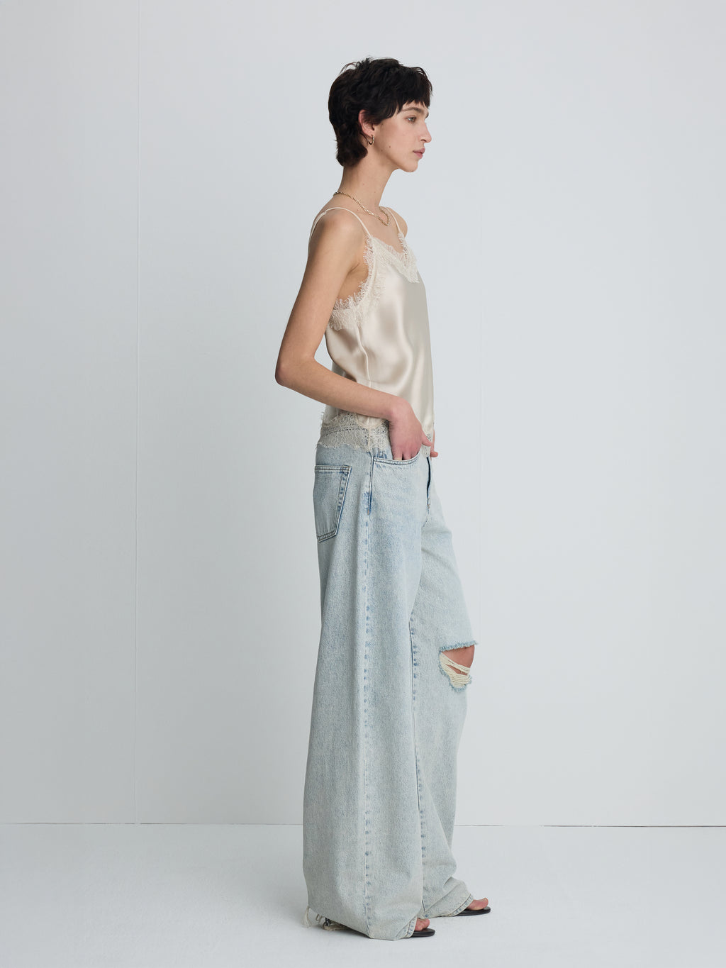 (W) DISTRESSED WIDE-LEG DENIM JEANS_ WASHED LIGHT BLUE