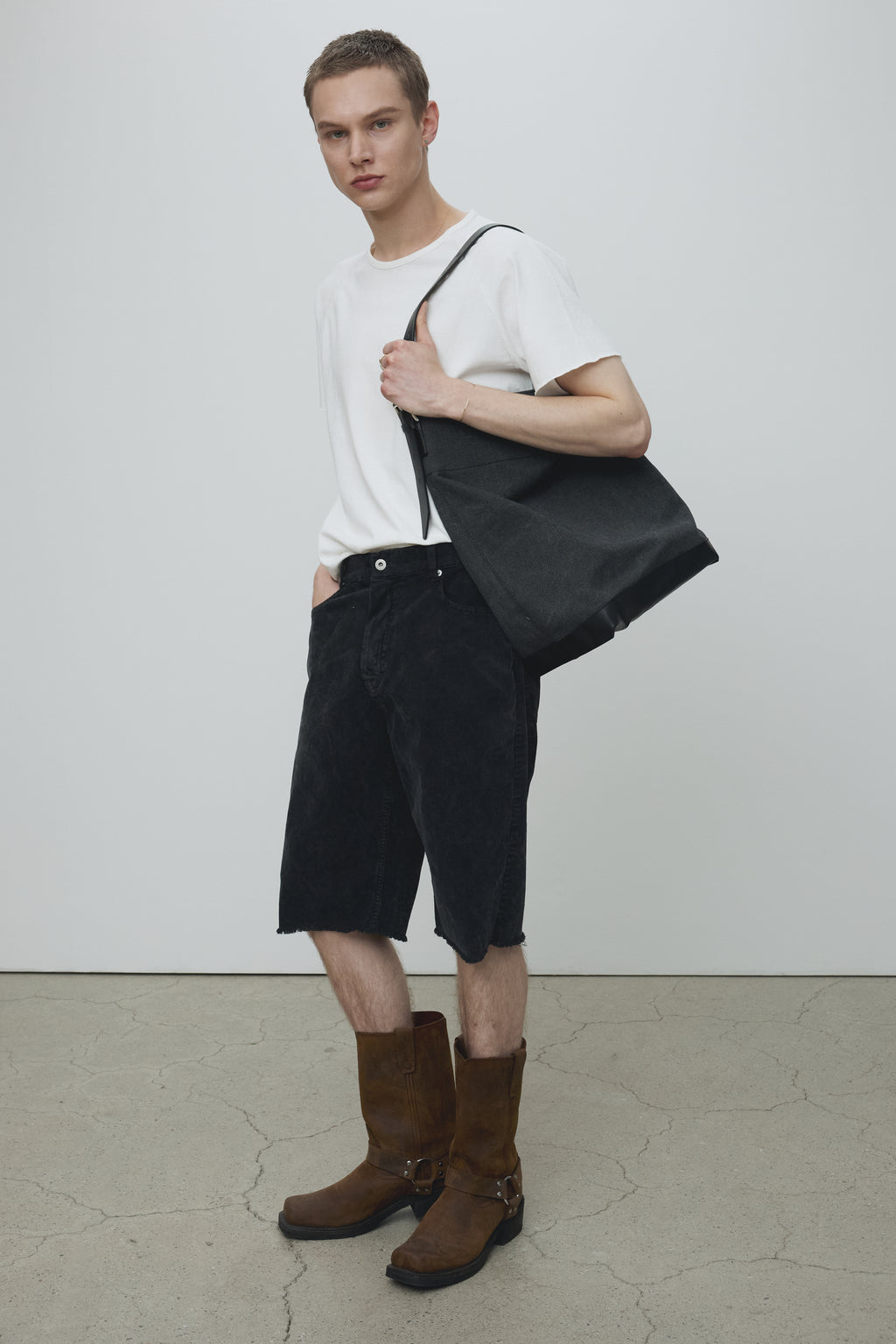 RAW-HEM OVERDYE CORDUROY SHORTS_ CARBON PIGMENT