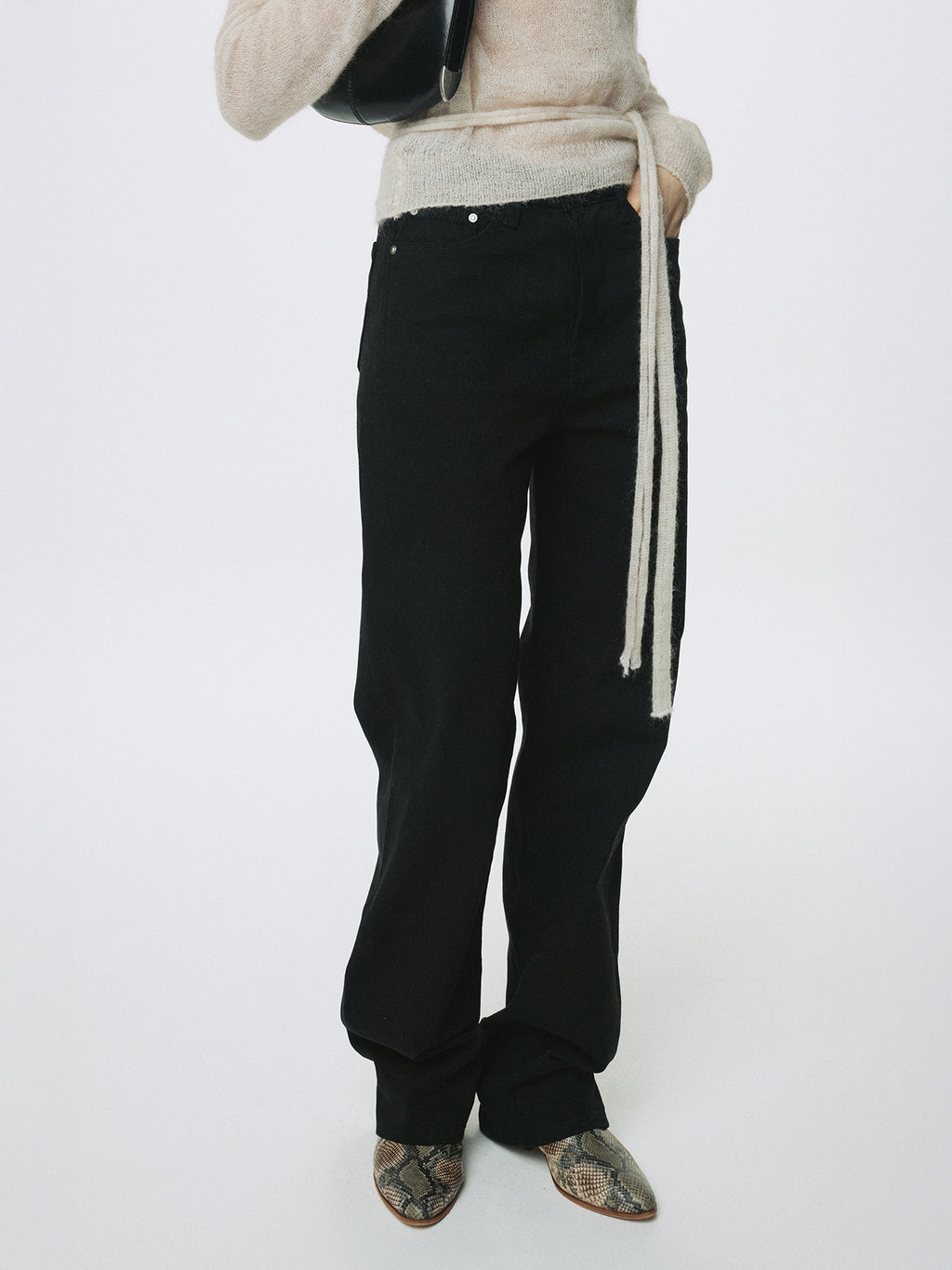 (W) TWISTED SEAM STRAIGHT-LEG DENIM JEANS_ BLACK