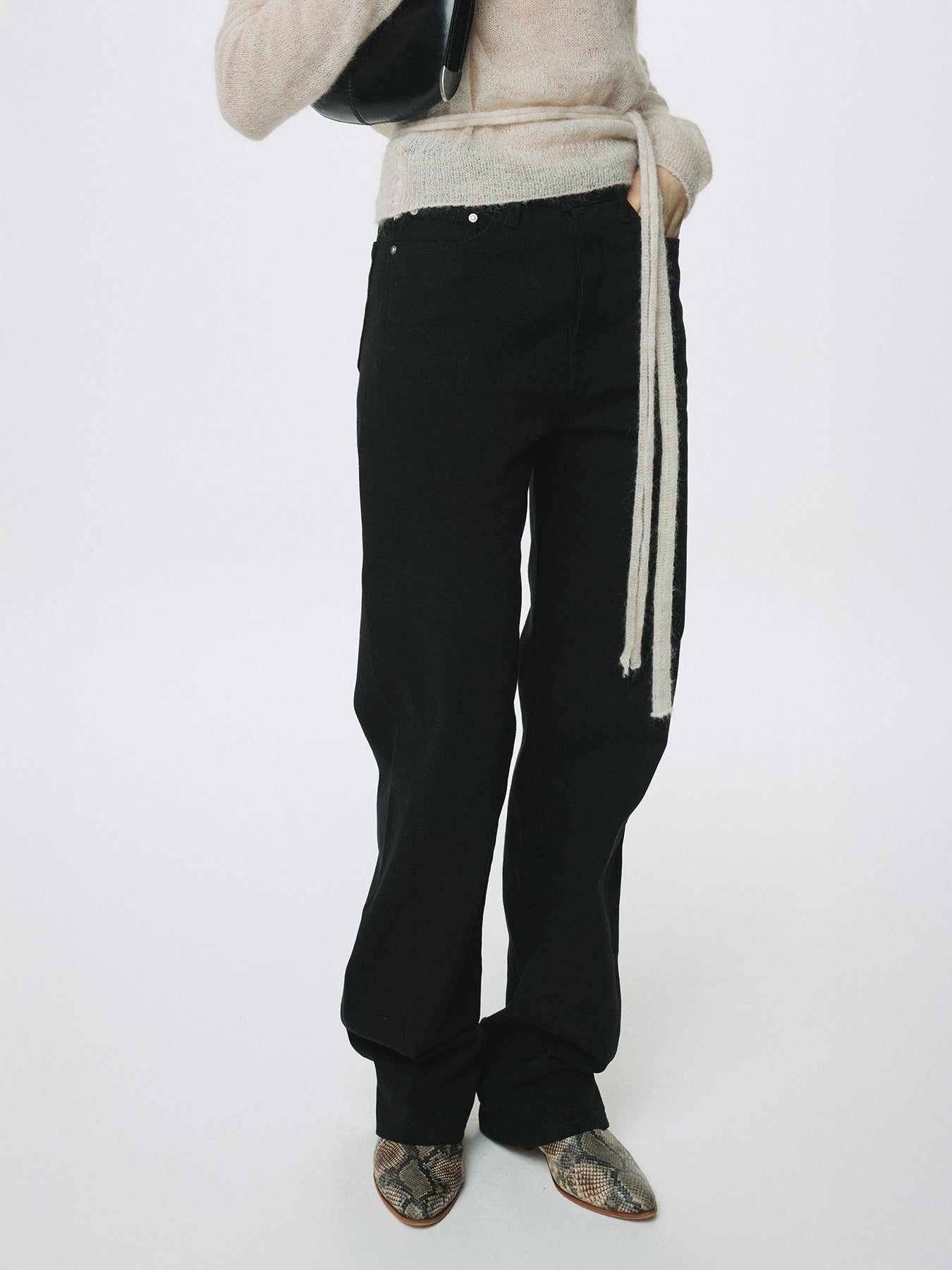 (W) TWISTED SEAM STRAIGHT-LEG DENIM JEANS_ BLACK