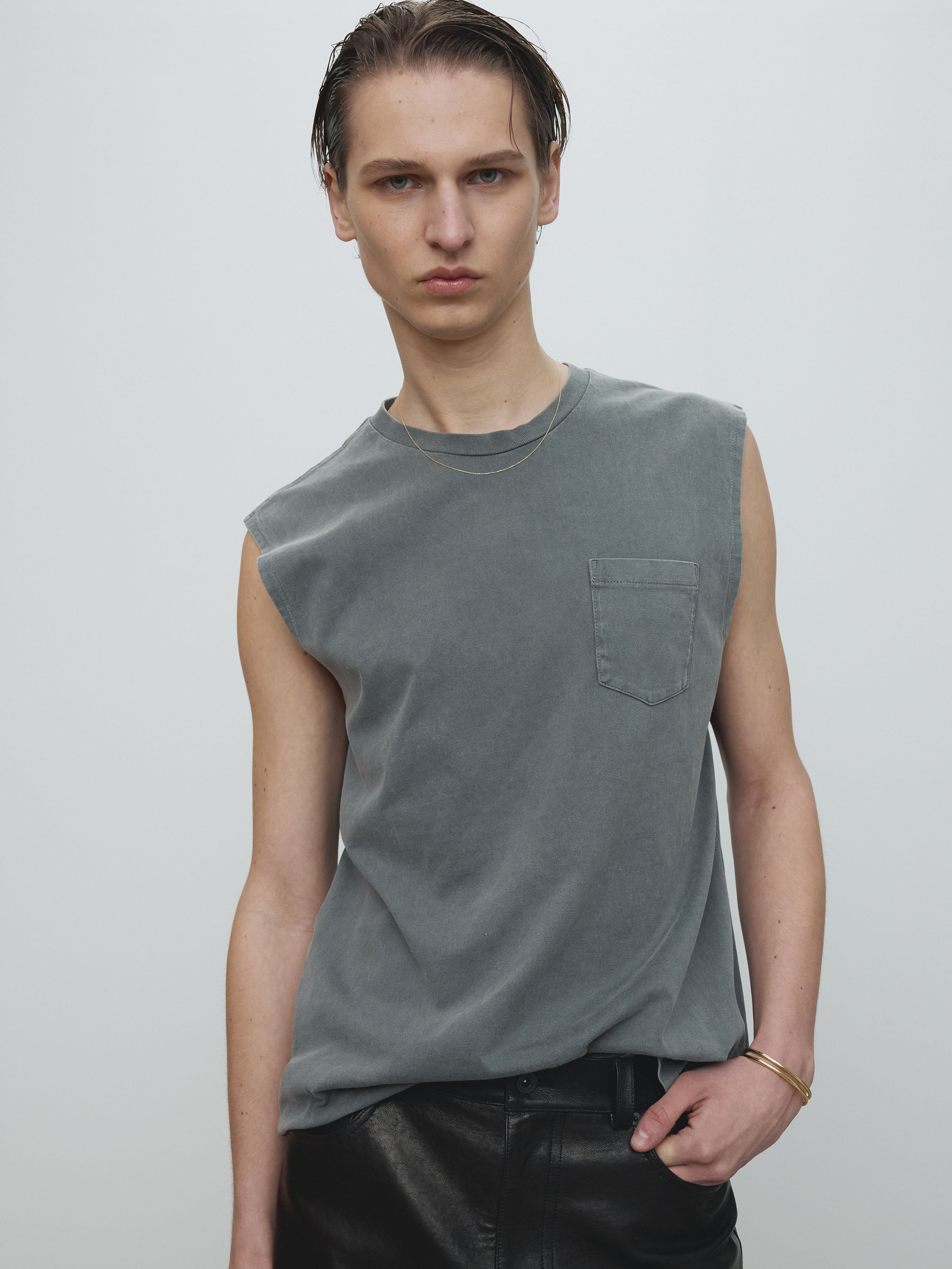 GARMENT-DYED PATCH POCKET SLEEVELESS_ FADED CARBON