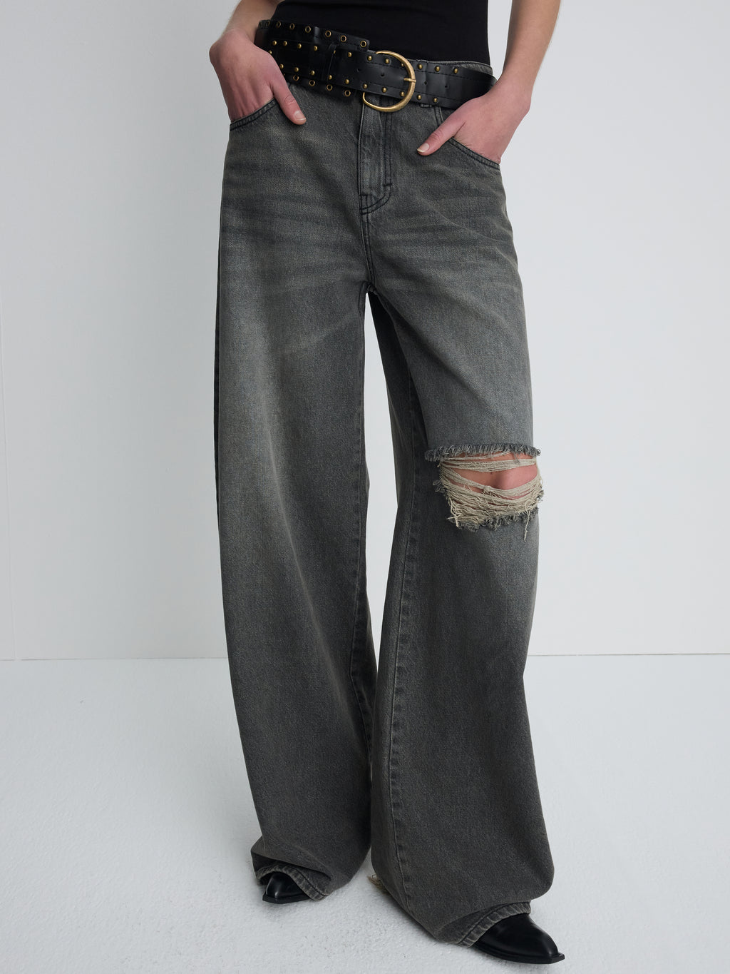 (W) DISTRESSED WIDE-LEG DENIM JEANS_ WASHED BLACK