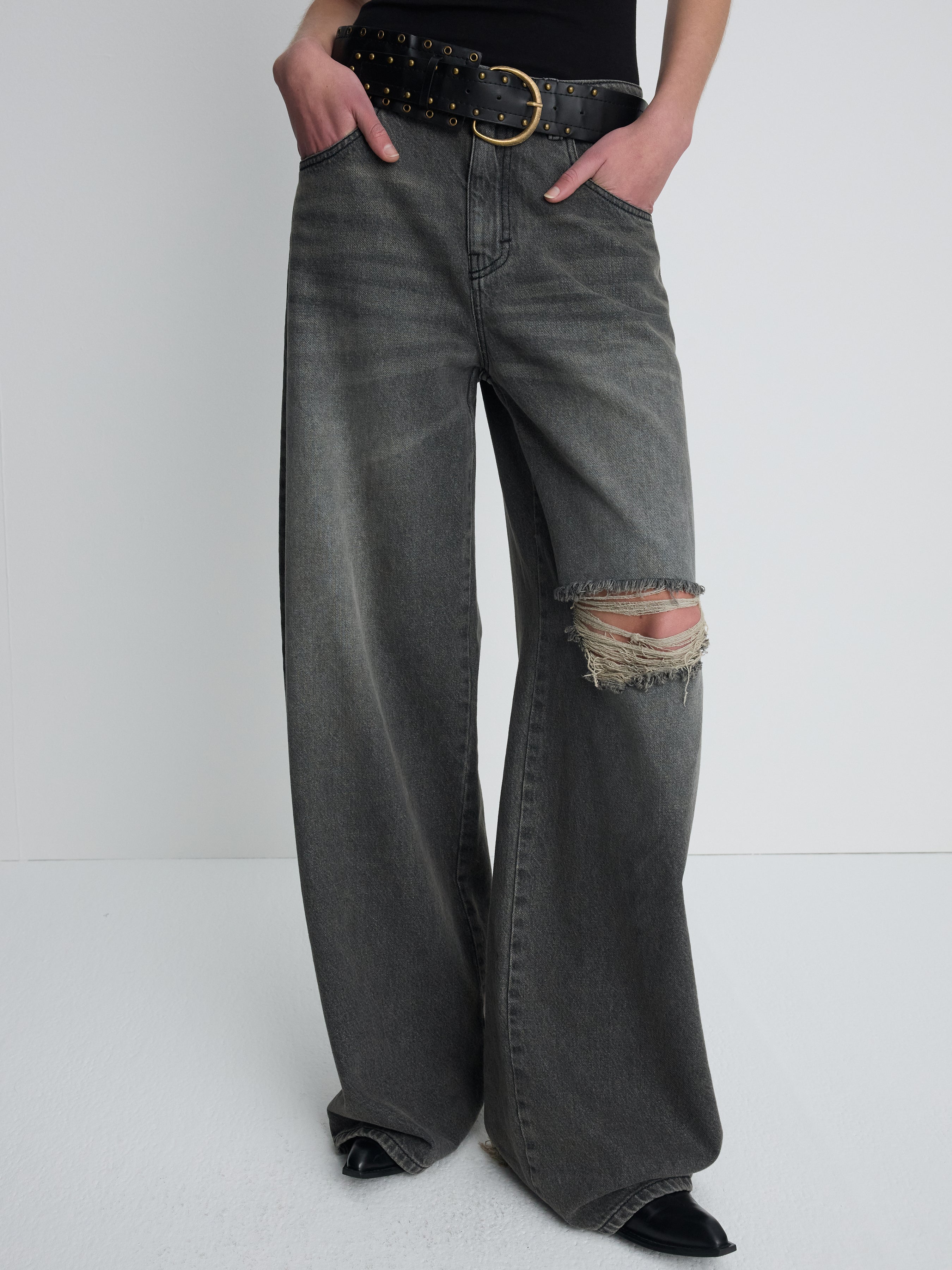 (W) DISTRESSED WIDE-LEG DENIM JEANS_ WASHED BLACK