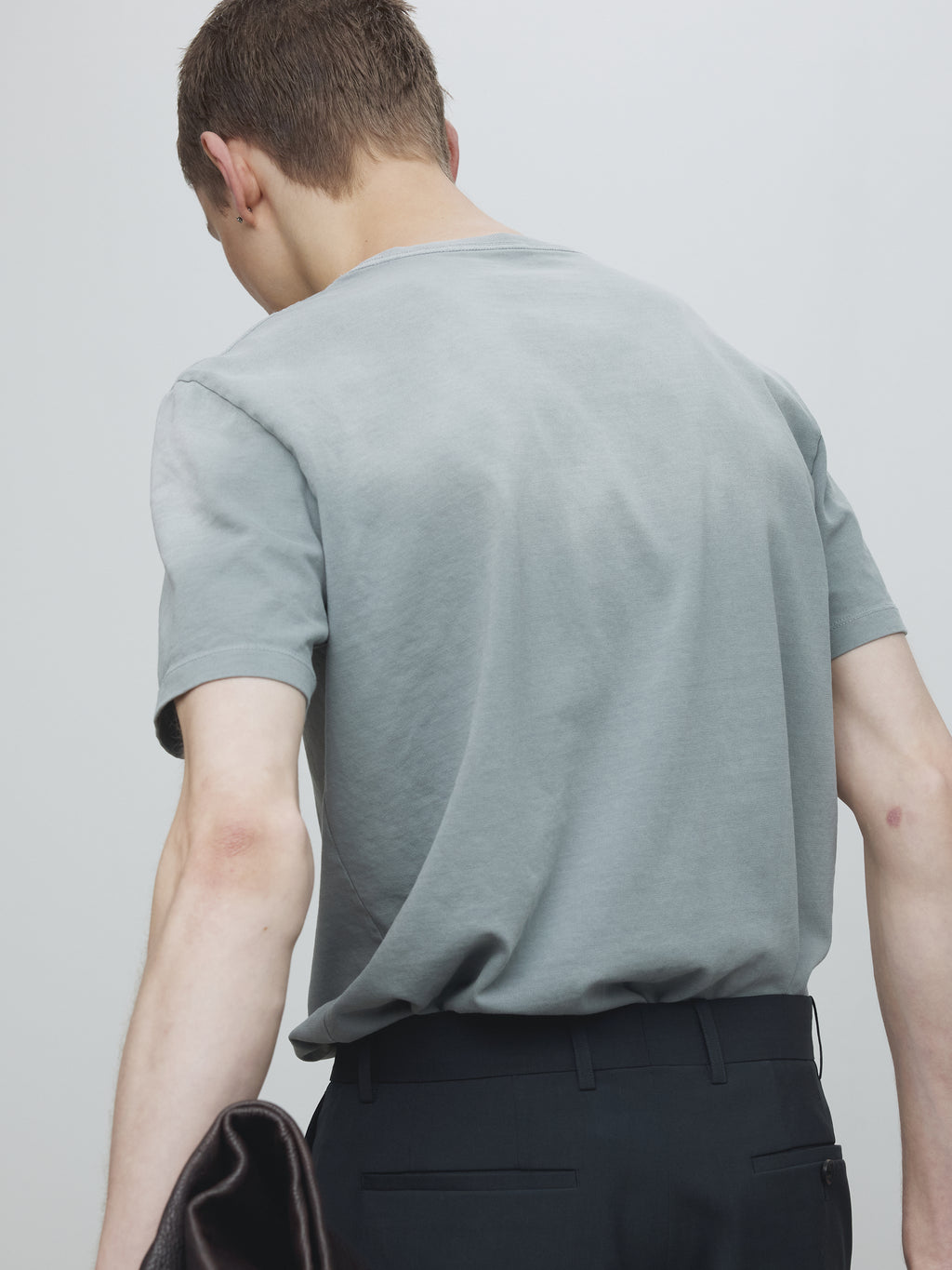 SIGNATURE GARMENT DYED T-SHIRT_ GLACIER GREY