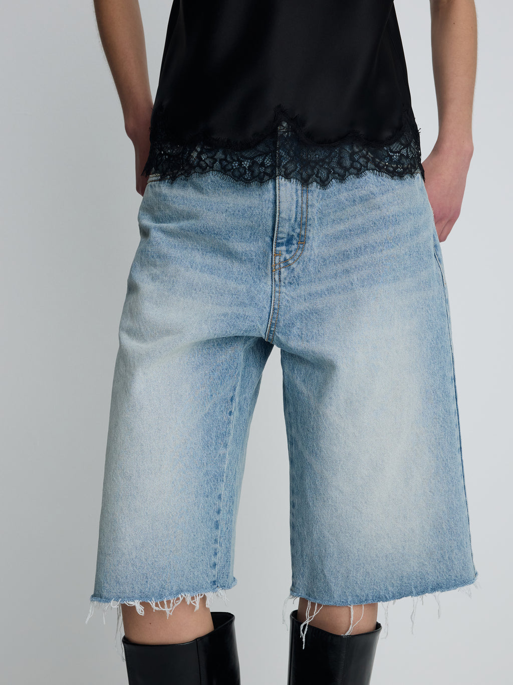 (W) RAW HEM DENIM BERMUDA SHORTS_ WASHED LIGHT BLUE