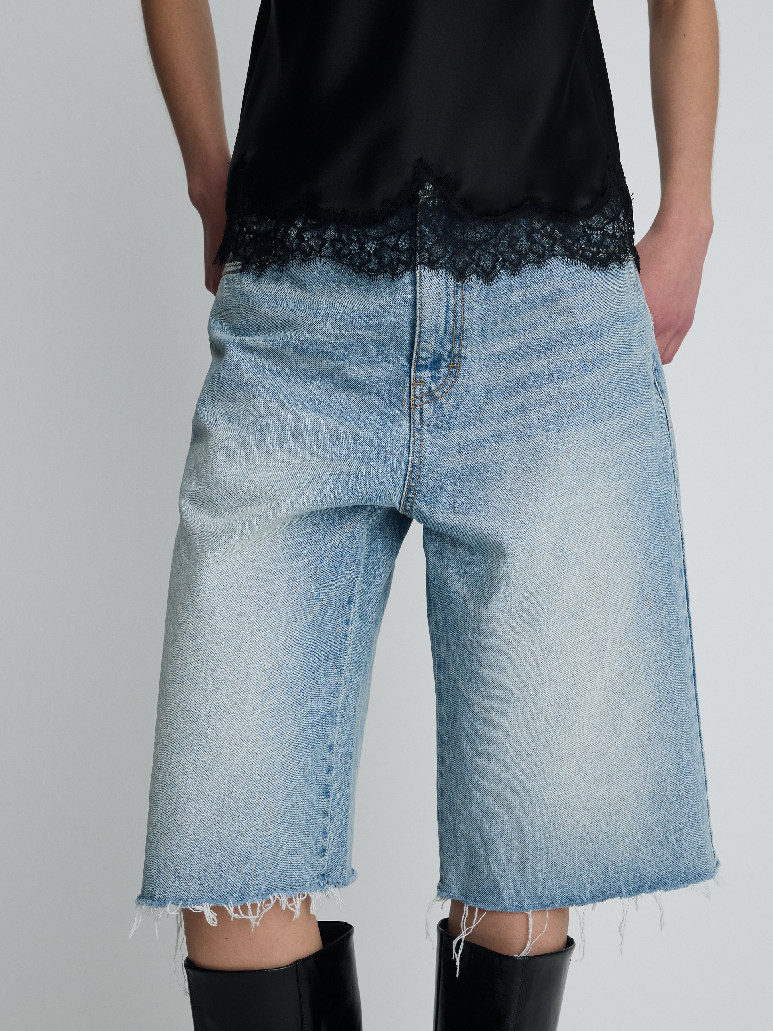 (W) RAW HEM DENIM BERMUDA SHORTS_ WASHED LIGHT BLUE