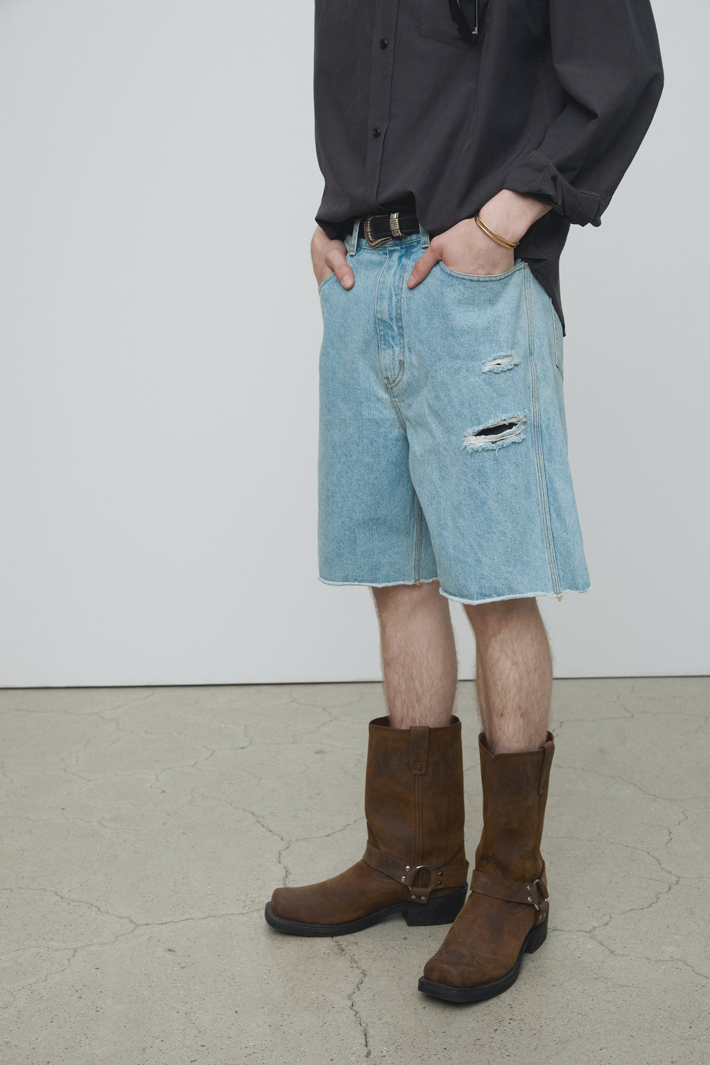 RAW HEM DENIM SHORTS_ LIGHT WASHED BLUE