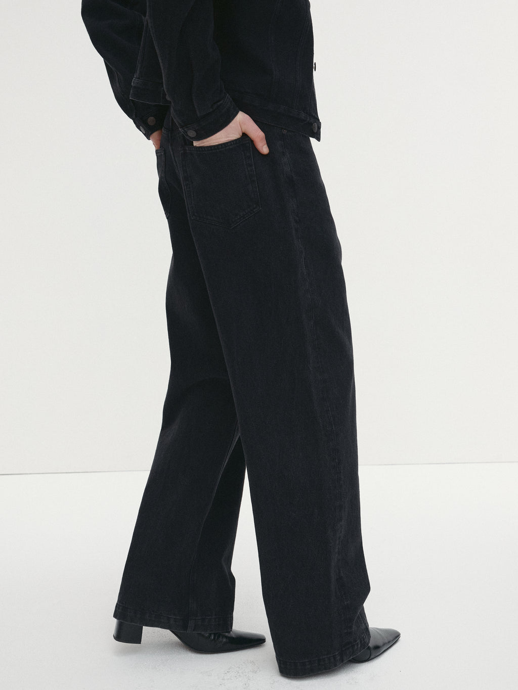 WIDE-LEG DENIM JEANS_ WASHED BLACK