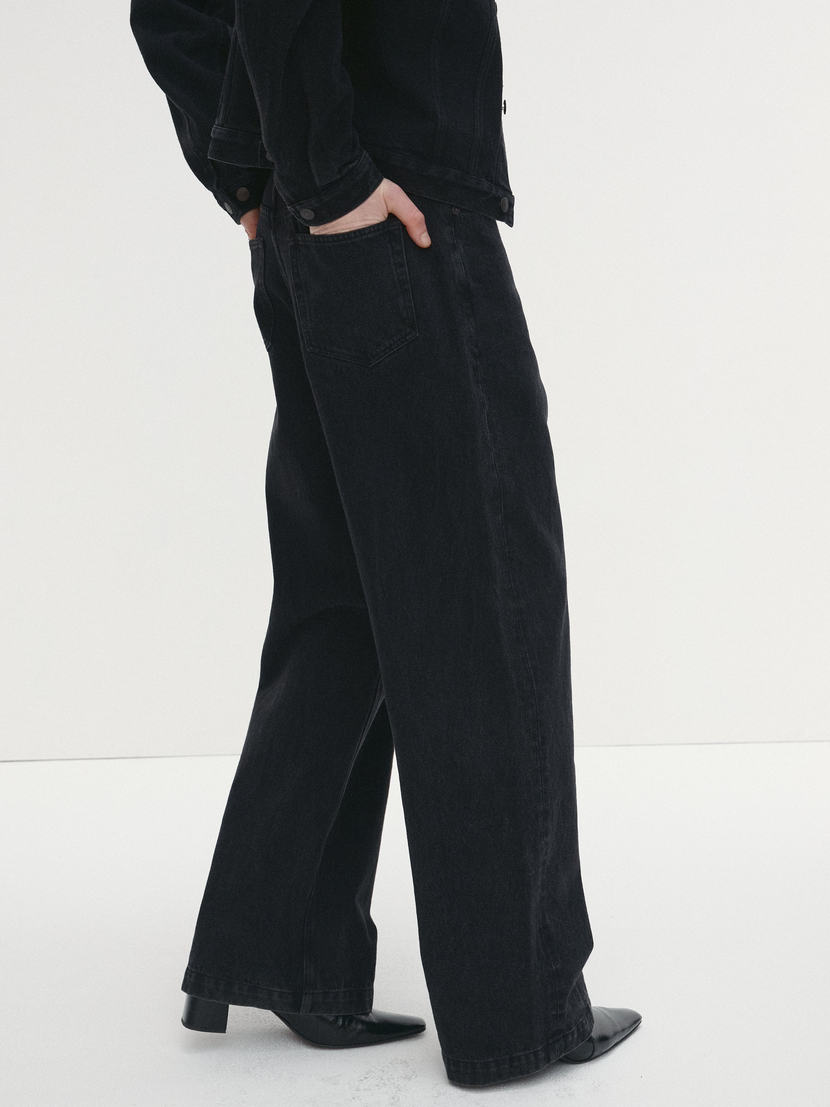 WIDE-LEG DENIM JEANS_ WASHED BLACK