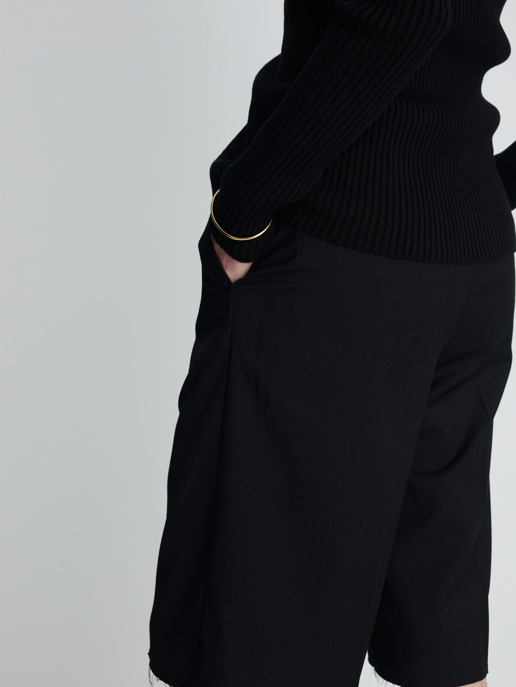 (W) RAW-CUT WOOL TAILORED BERMUDA SHORTS_ BLACK