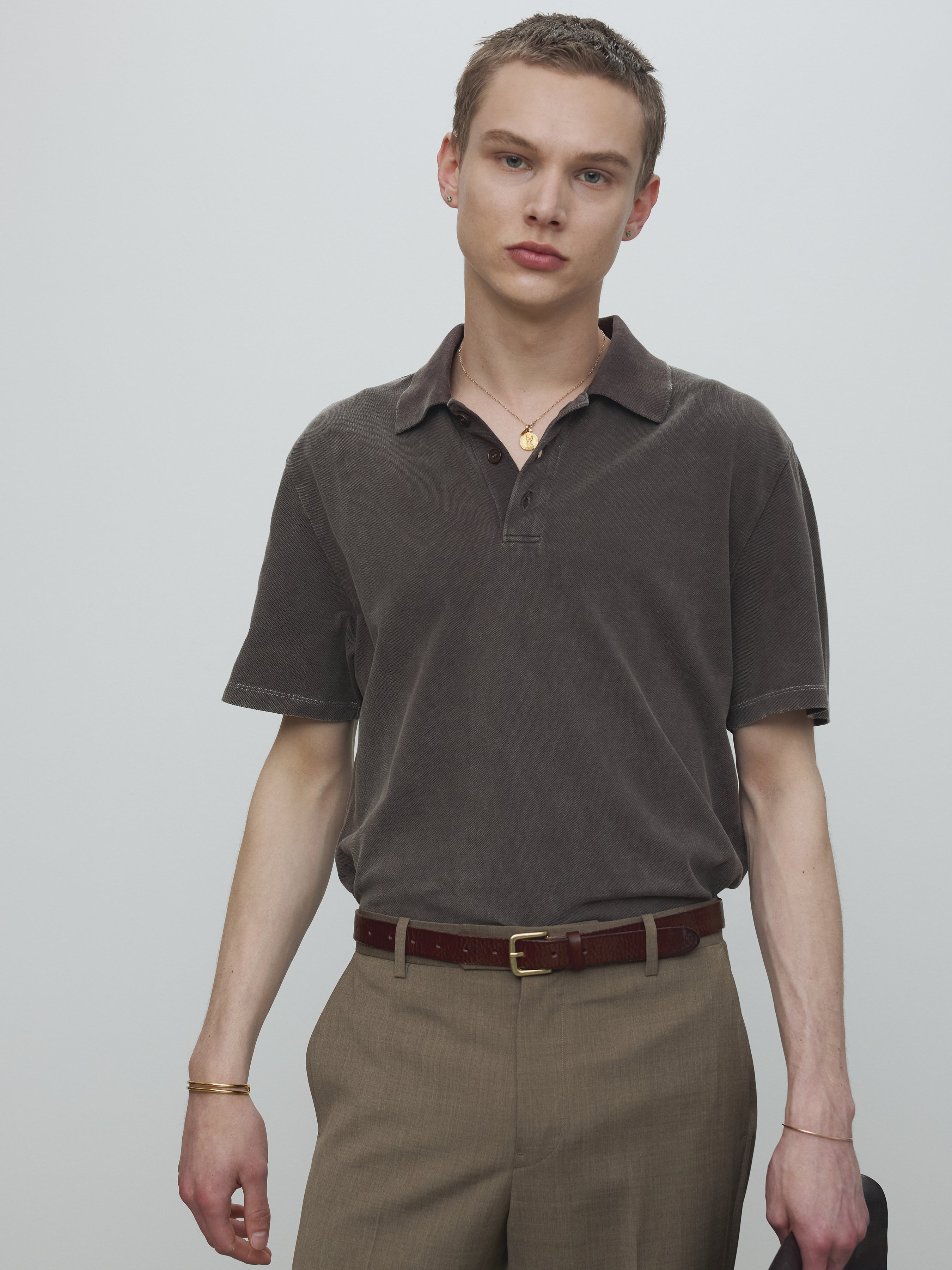 GARMENT DYED DISTRESSED PIQUÉ POLO_ FADED BROWN