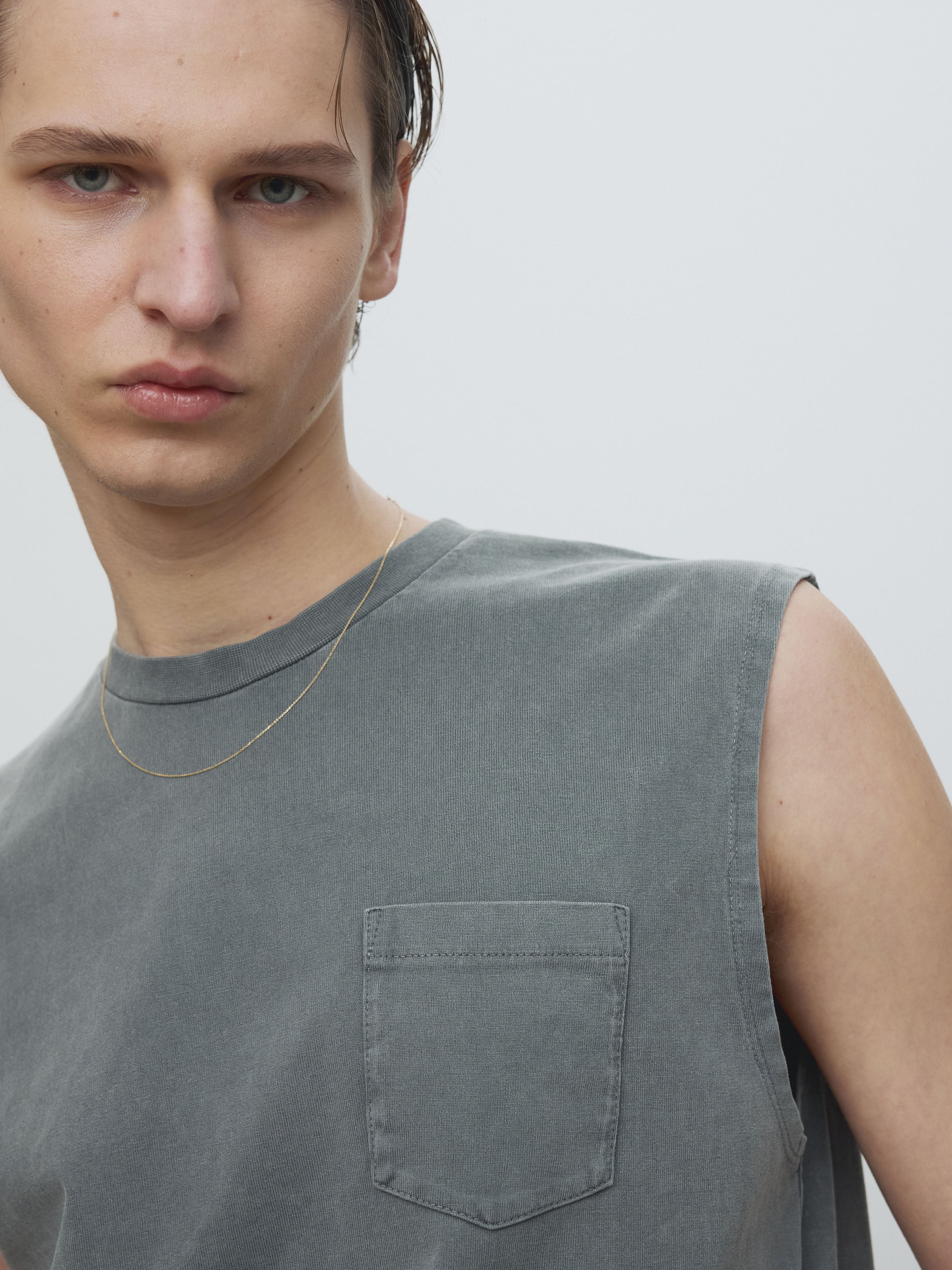GARMENT-DYED PATCH POCKET SLEEVELESS_ FADED CARBON