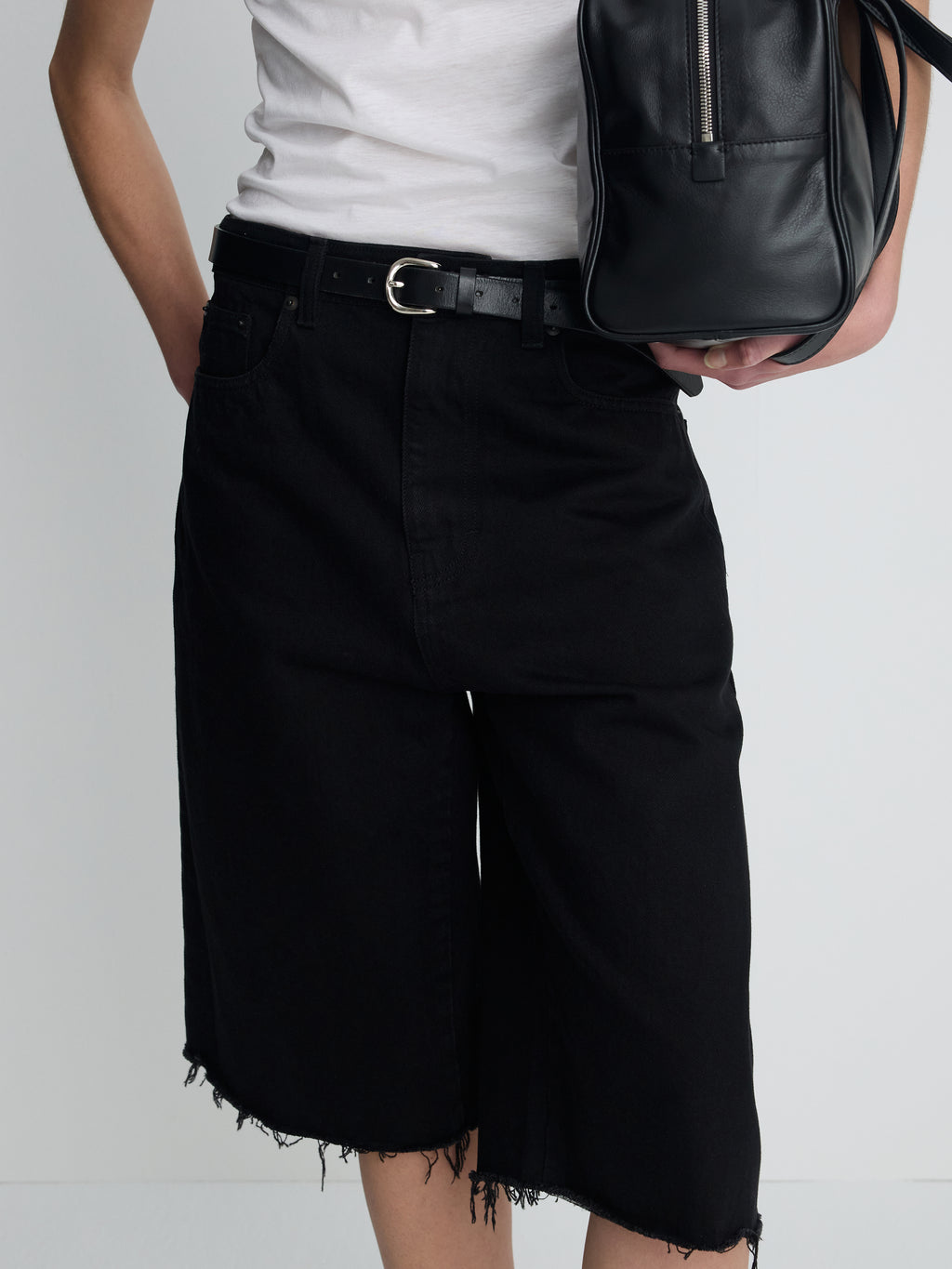 (W) RAW HEM DENIM BERMUDA SHORTS_ WASHED BLACK