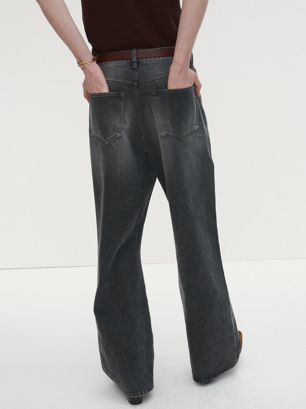 LOOSE FLARED-LEG DENIM JEANS_ WASHED BLACK