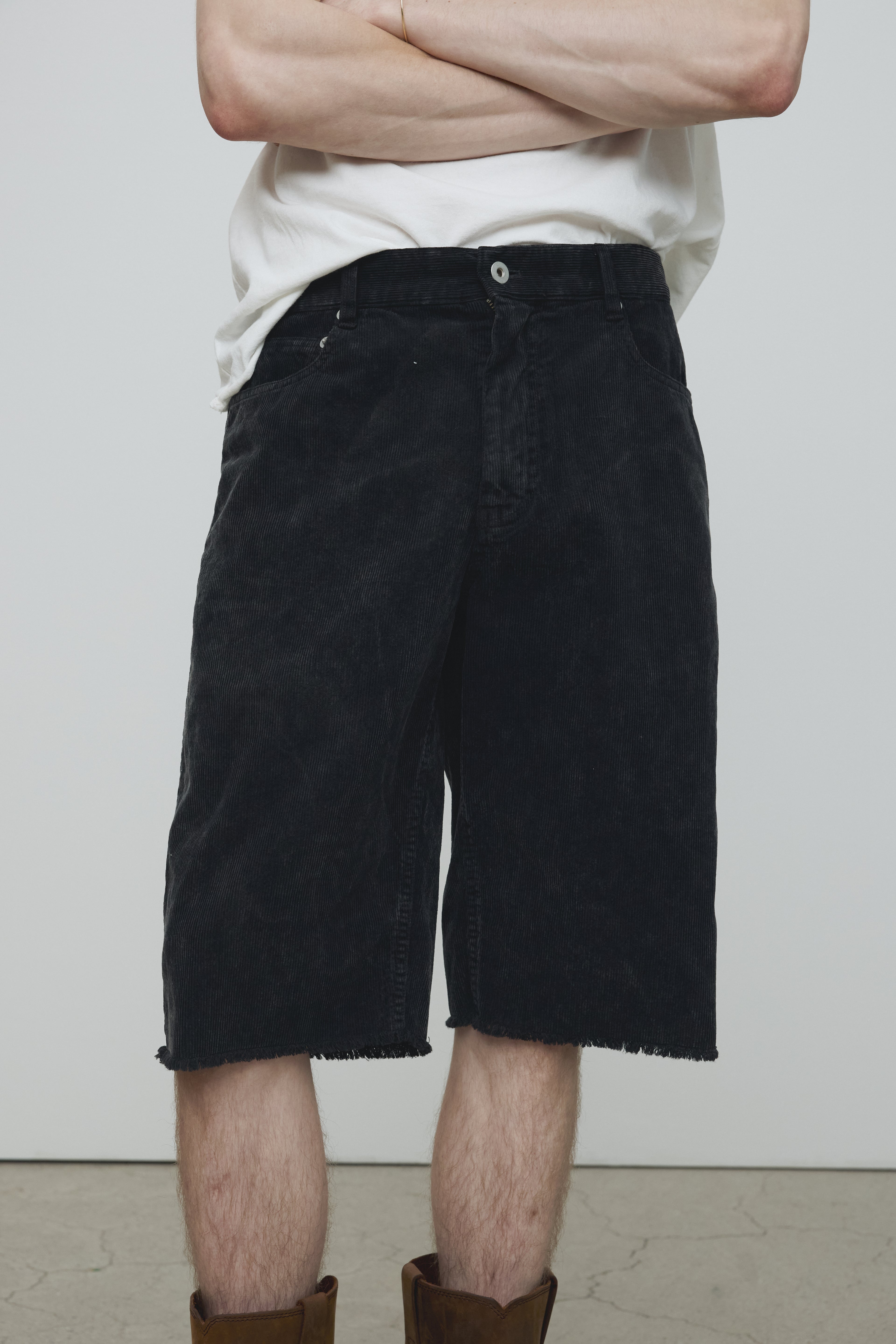 RAW-HEM OVERDYE CORDUROY SHORTS_ CARBON PIGMENT