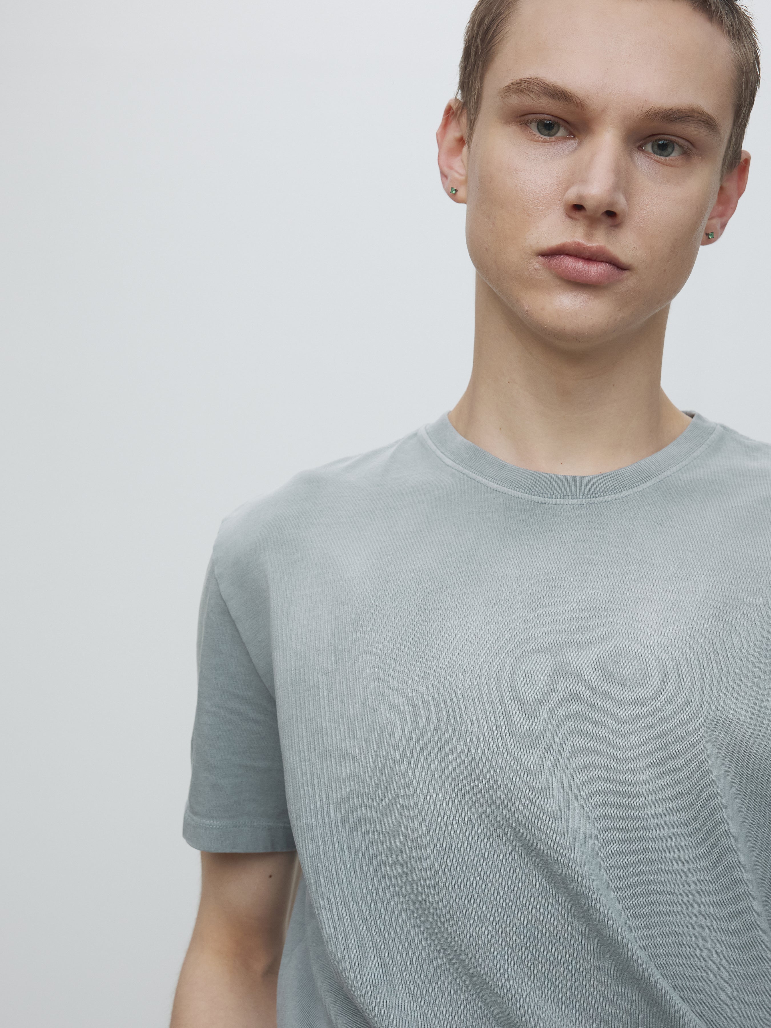 SIGNATURE GARMENT DYED T-SHIRT_ GLACIER GREY